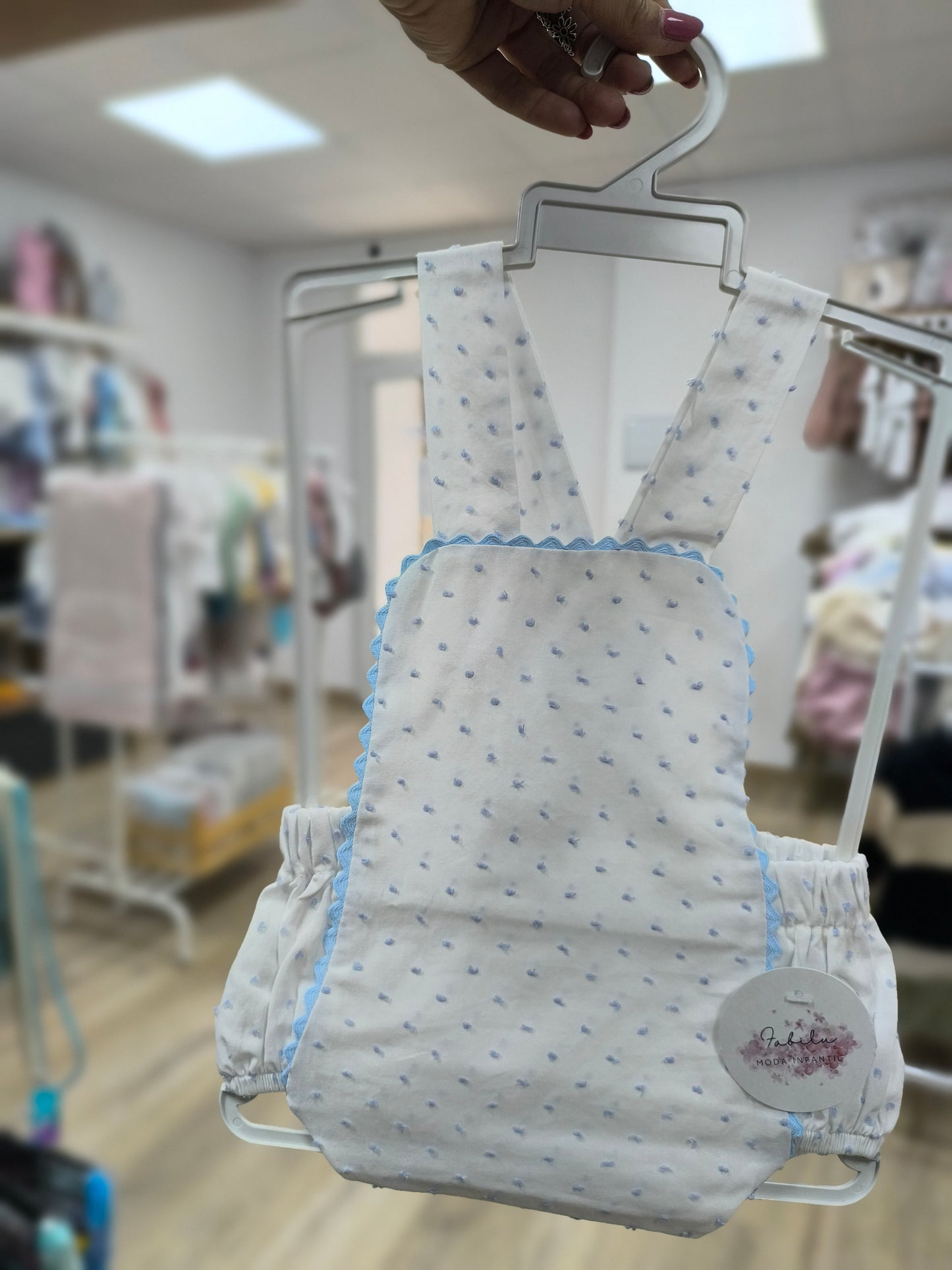 Ranita de bebé unisex en plumeti blanco con puntitos celestes y puntilla