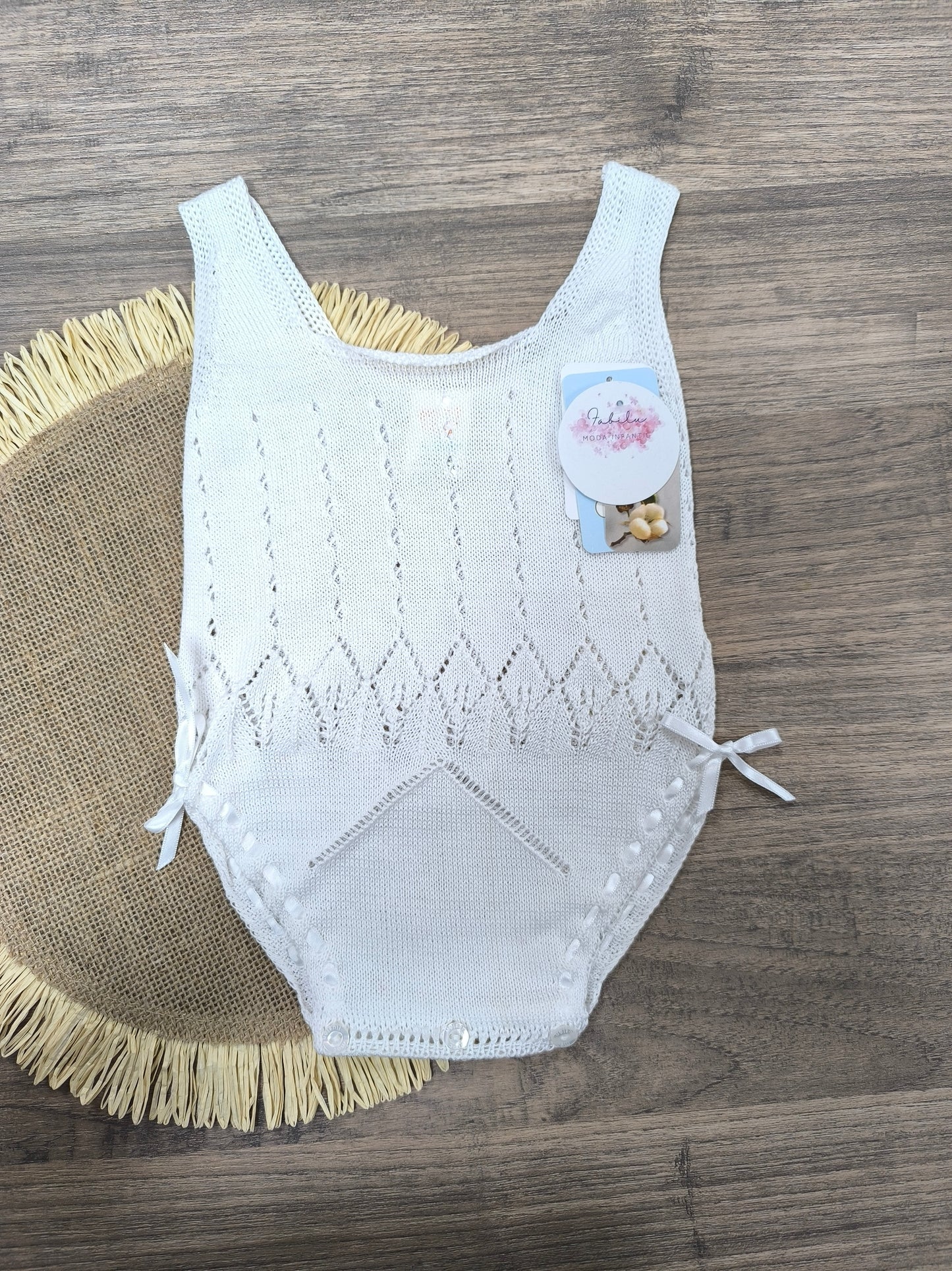 Pelele de Hilo Calado Blanco para Bebé con Lazos Laterales – Mac Ilusión