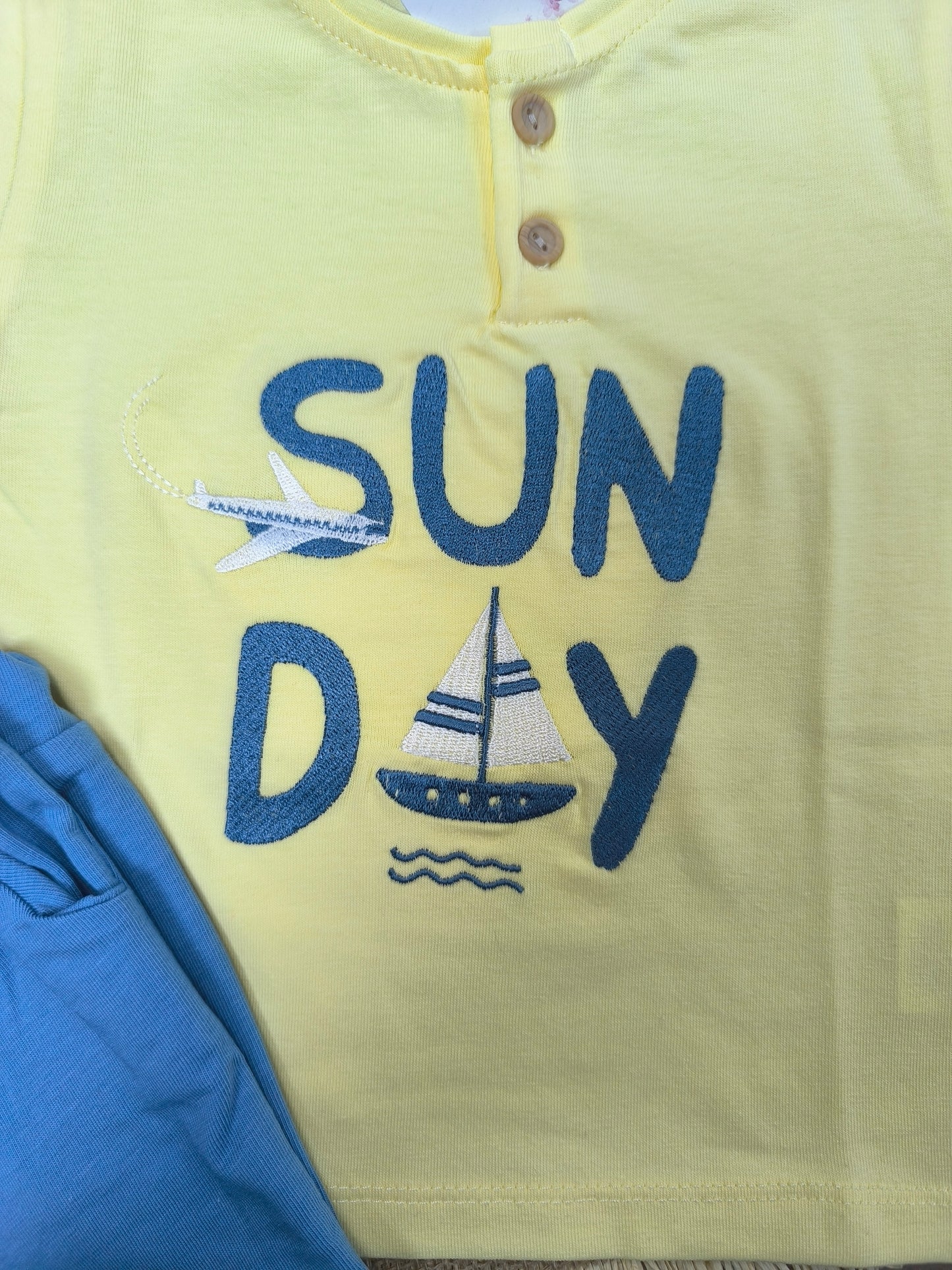 Conjunto de Dos Piezas “Sunday” | Camiseta Amarilla y Pantalón Corto Azul de Algodón