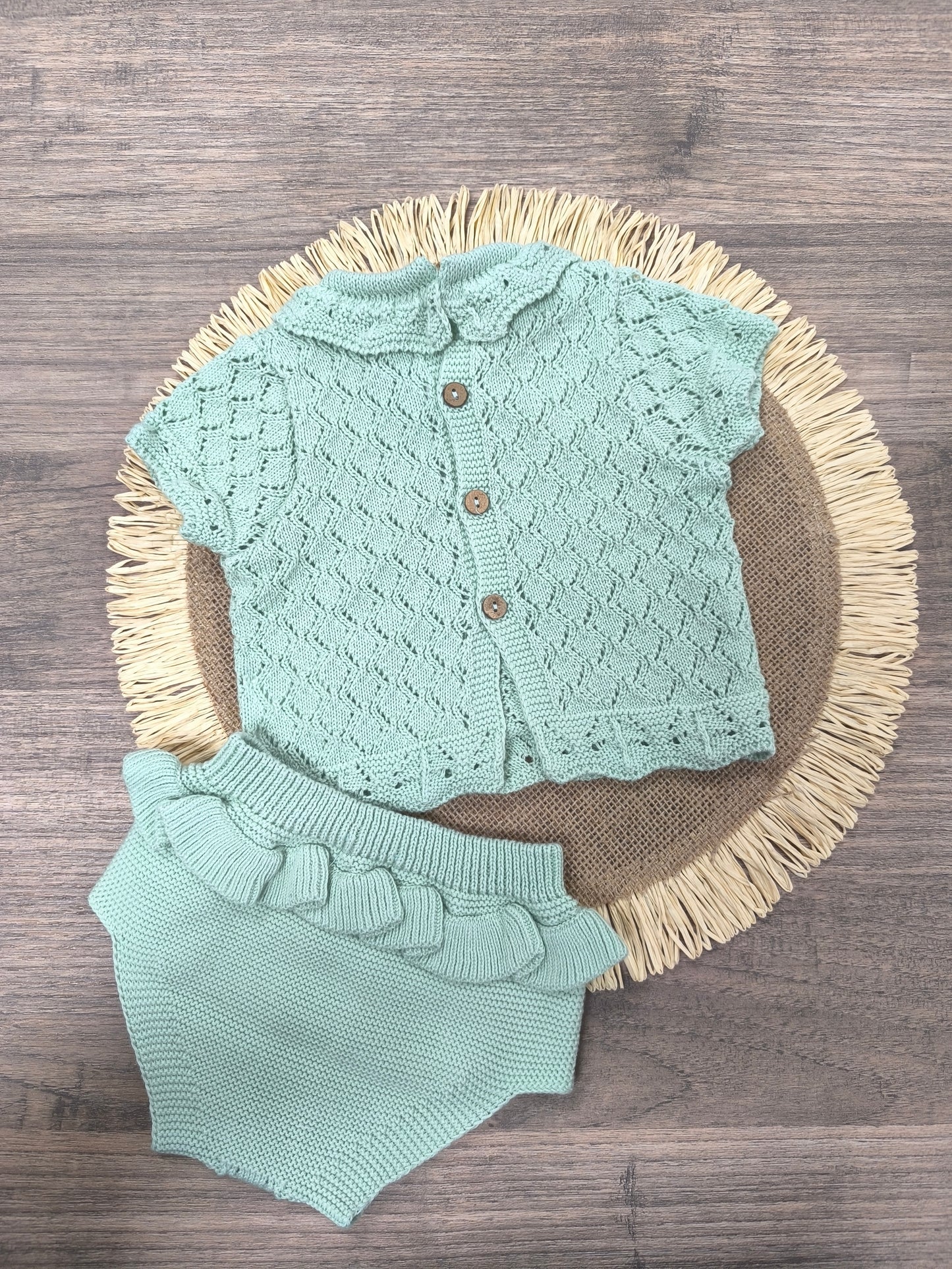 Conjunto de Hilo en Verde Bruma | Conjunto de Bebé de Dos Piezas con Calado y Volantes