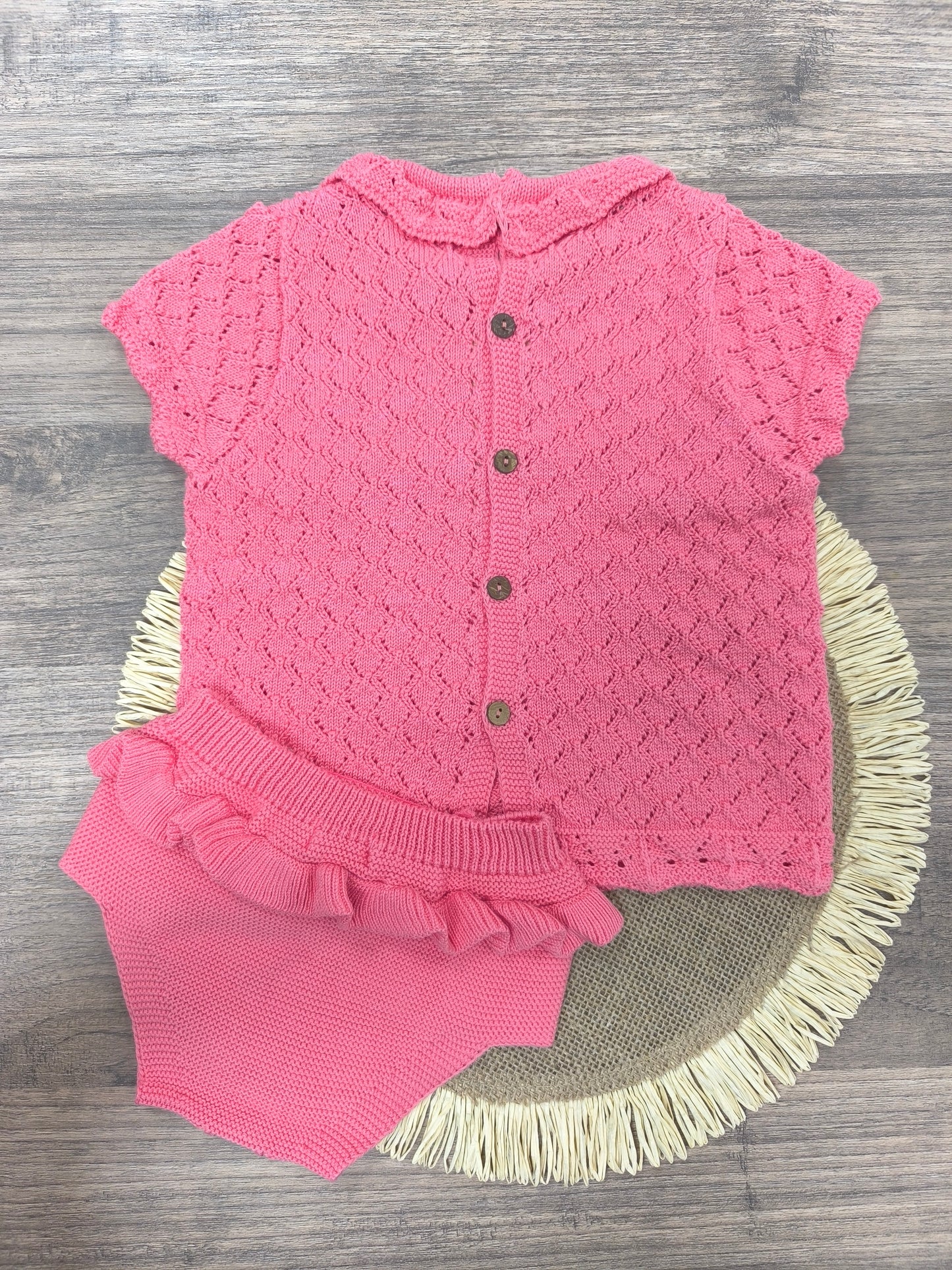Conjunto de Primera Puesta Color Sandía de Hilo | Conjunto de Bebé de Dos Piezas con Calado y Volantes