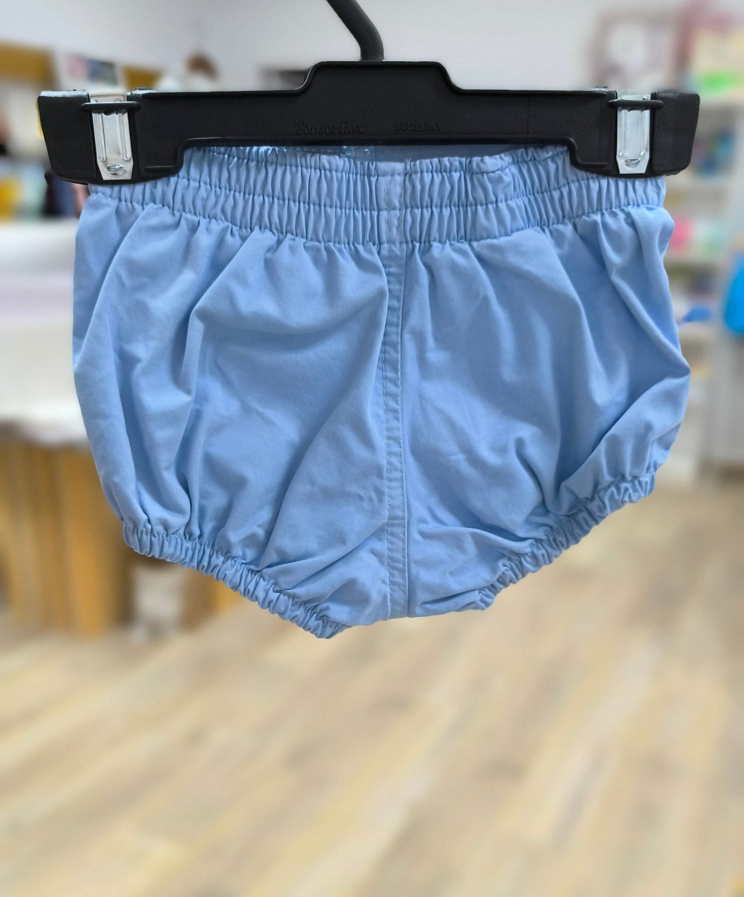 Ranita de bebé celeste unisex con elástico suave y botones decorativos
