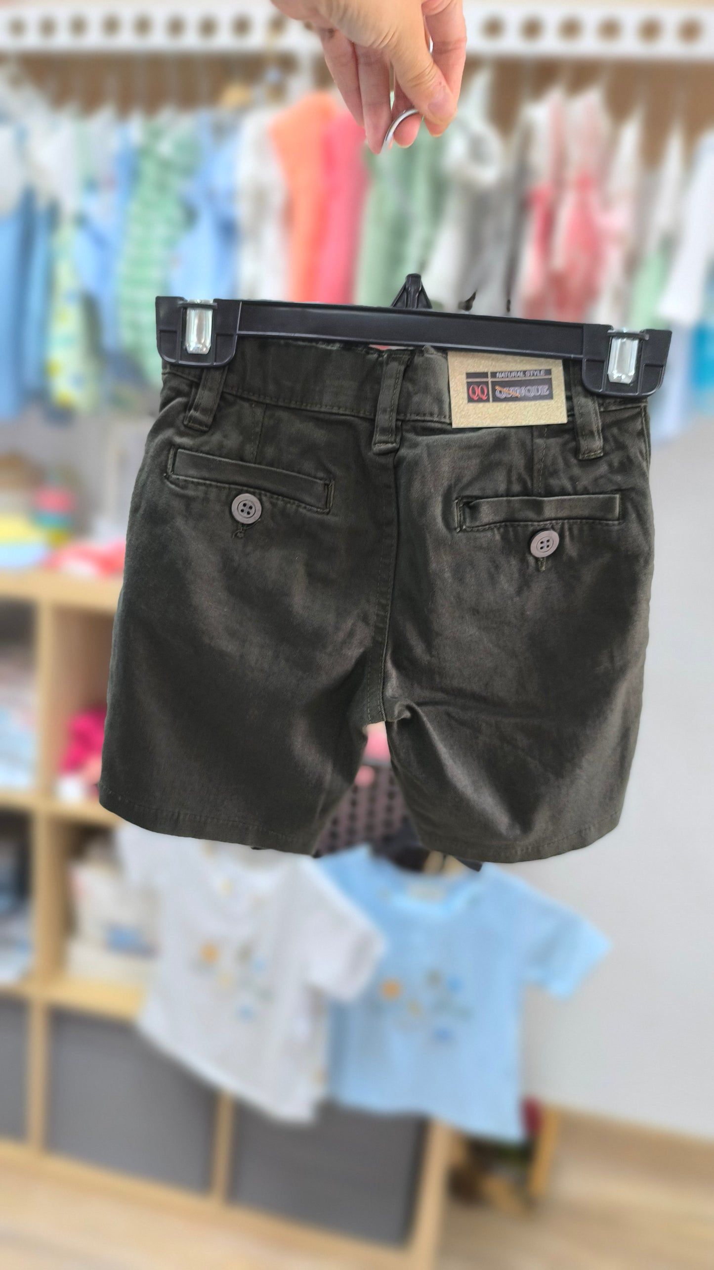 Pantalón corto de sarga color verde con bolsillos – básico elegante y combinable para el día a día