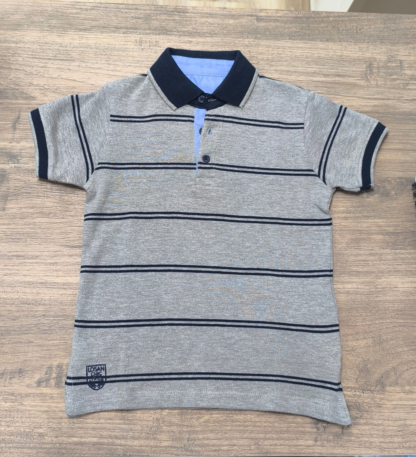 Polo de Niño Losan de Algodón Gris con Rayas Azul Marino – Manga Corta y Cuello Polero