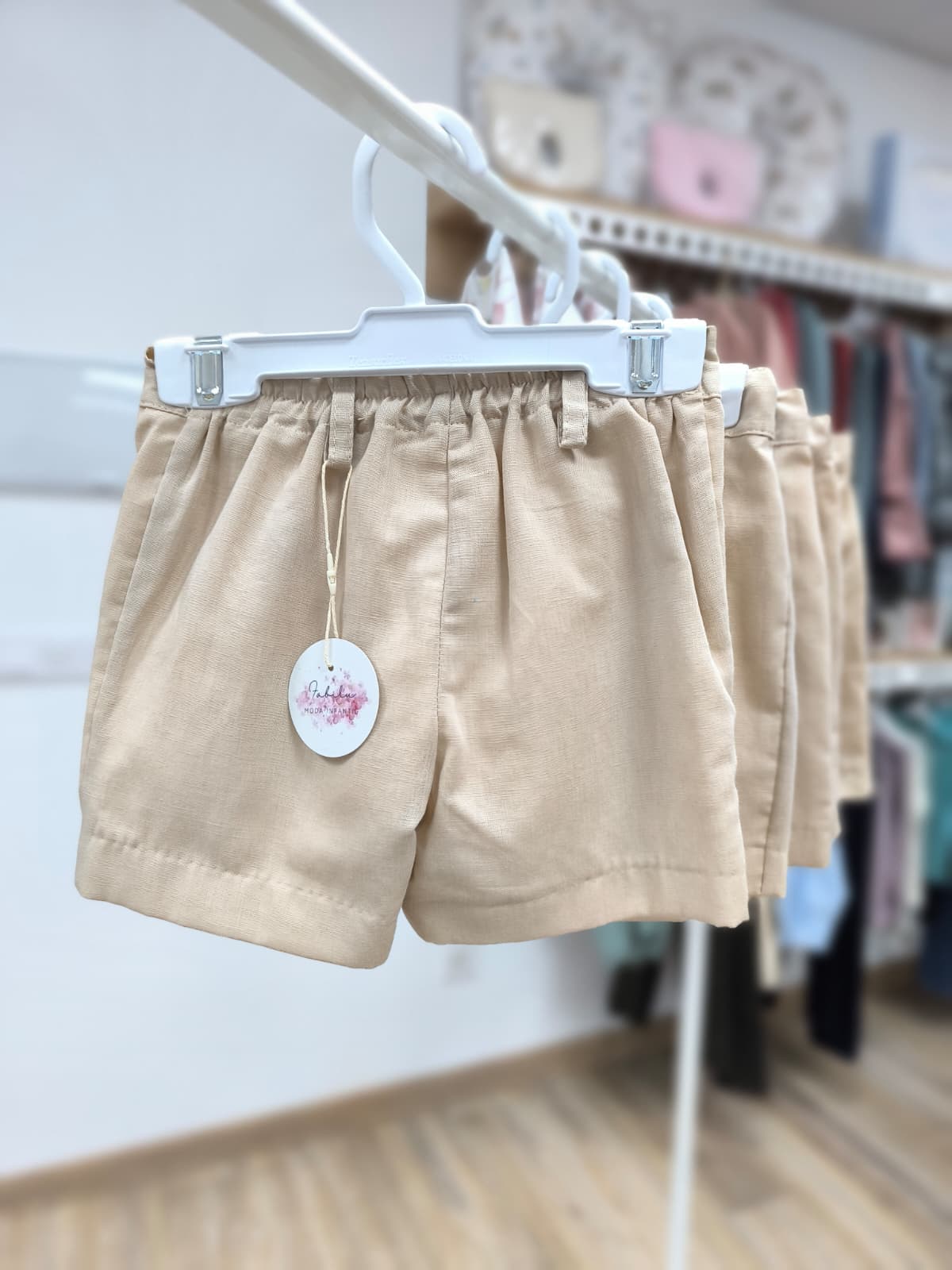 Pantalón corto de lino para niño – color camel, elegante y versátil ✨