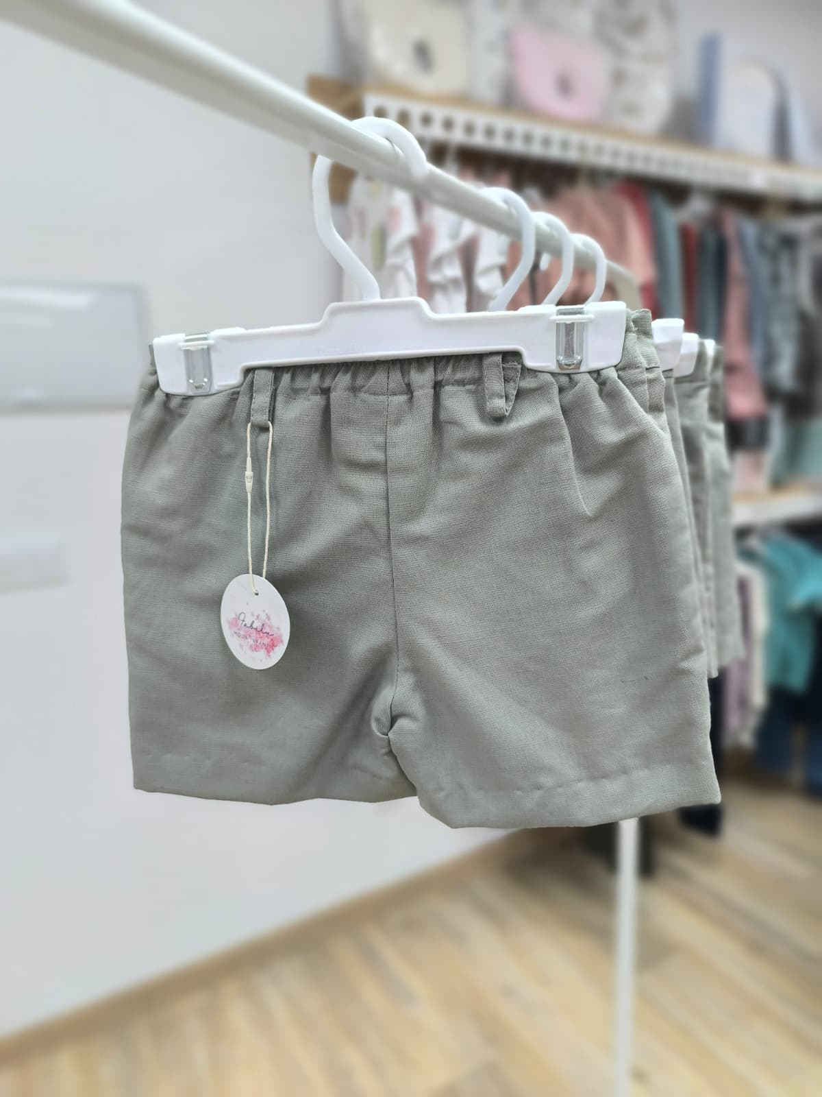 Pantalón corto de lino para niño – color verde salvia, elegante y versátil