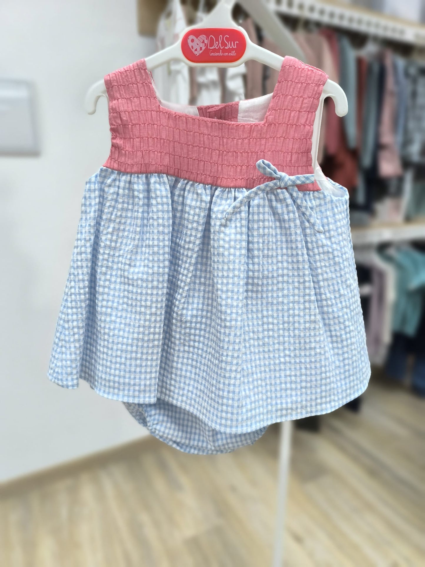 Jesusito con cubrepañal Del Sur – elegante contraste azul y rosa 🌷