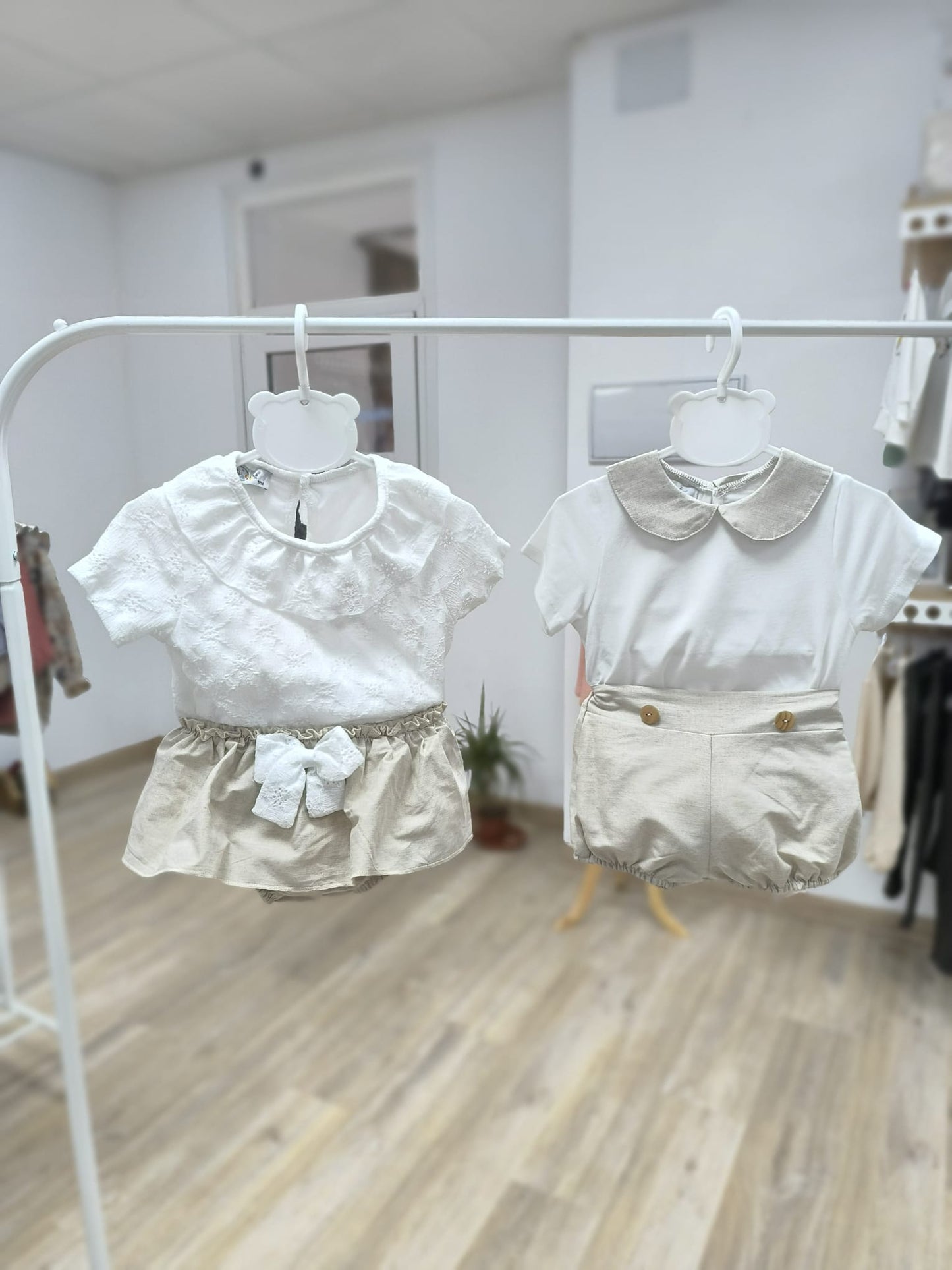 Conjunto Bebé Niño Dos Piezas – Camiseta cuello bebé Blanca y Pololo Lino Camel Claro