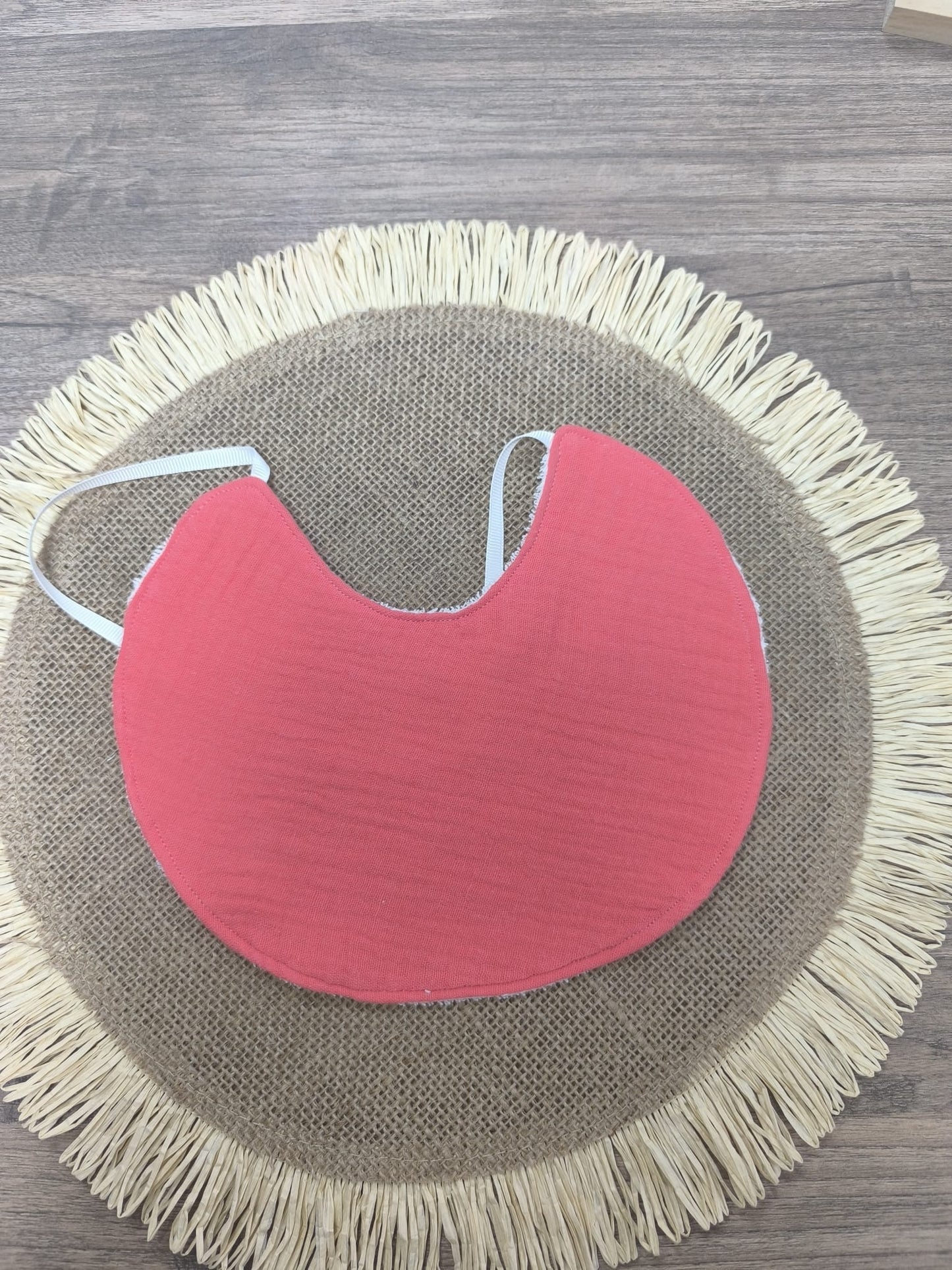 Babero de doble gasa en color coral para bebé – hecho a mano, suave y absorbente
