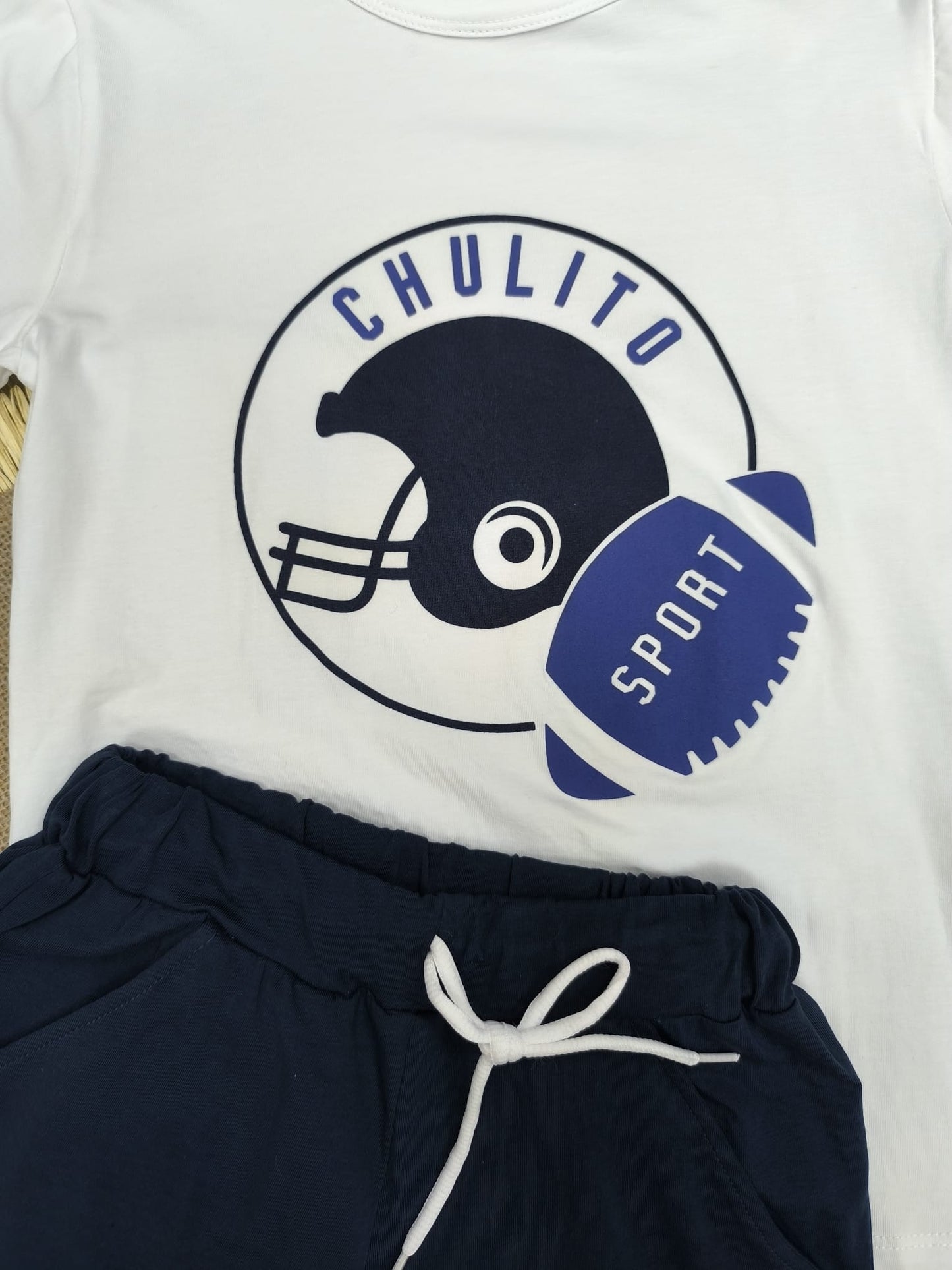 Conjunto de pantalón corto y camiseta para niño – deportivo y divertido