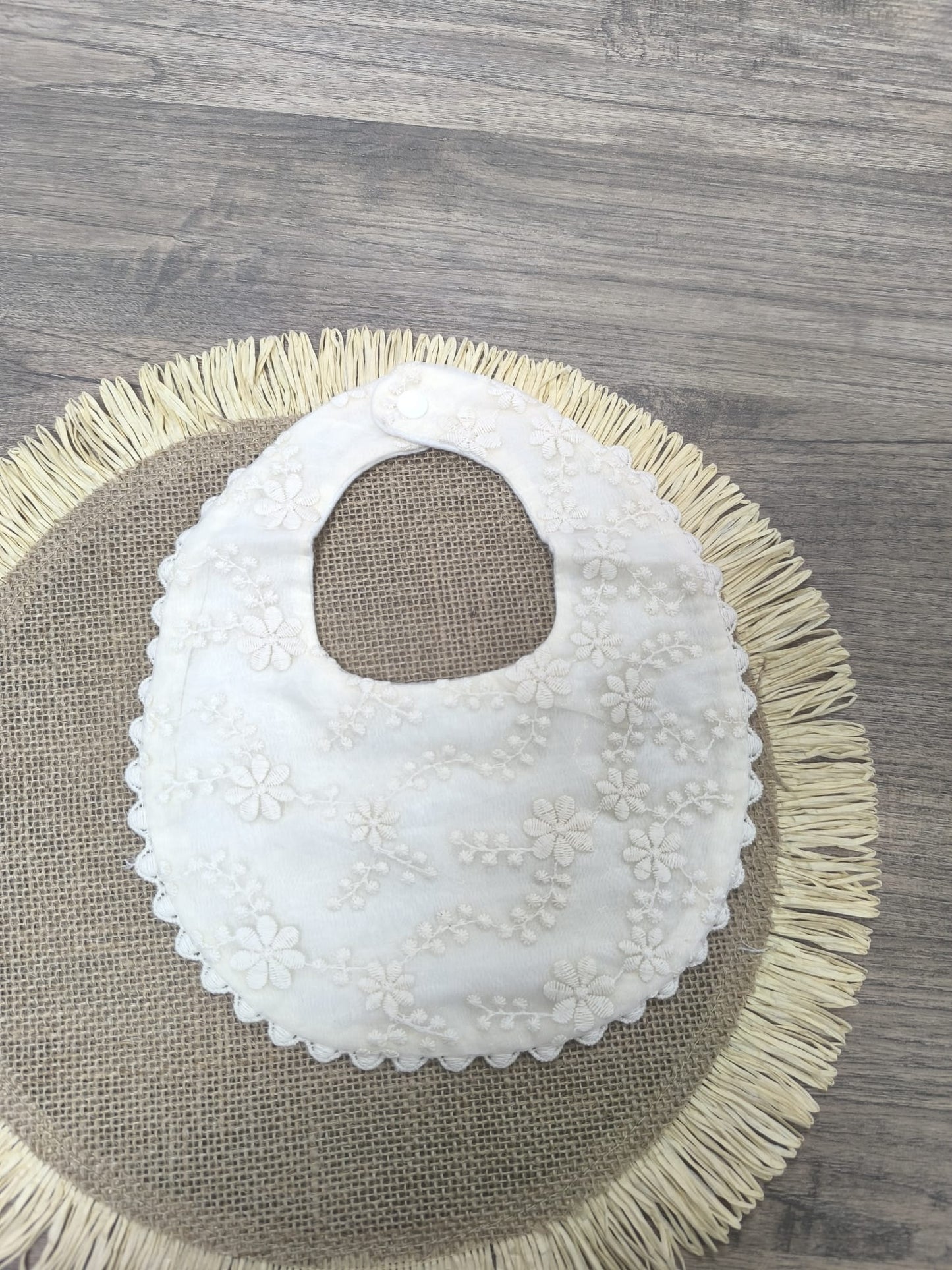 Babero para bebé con bordado de florecitas en color crudo – suave, práctico y unisex