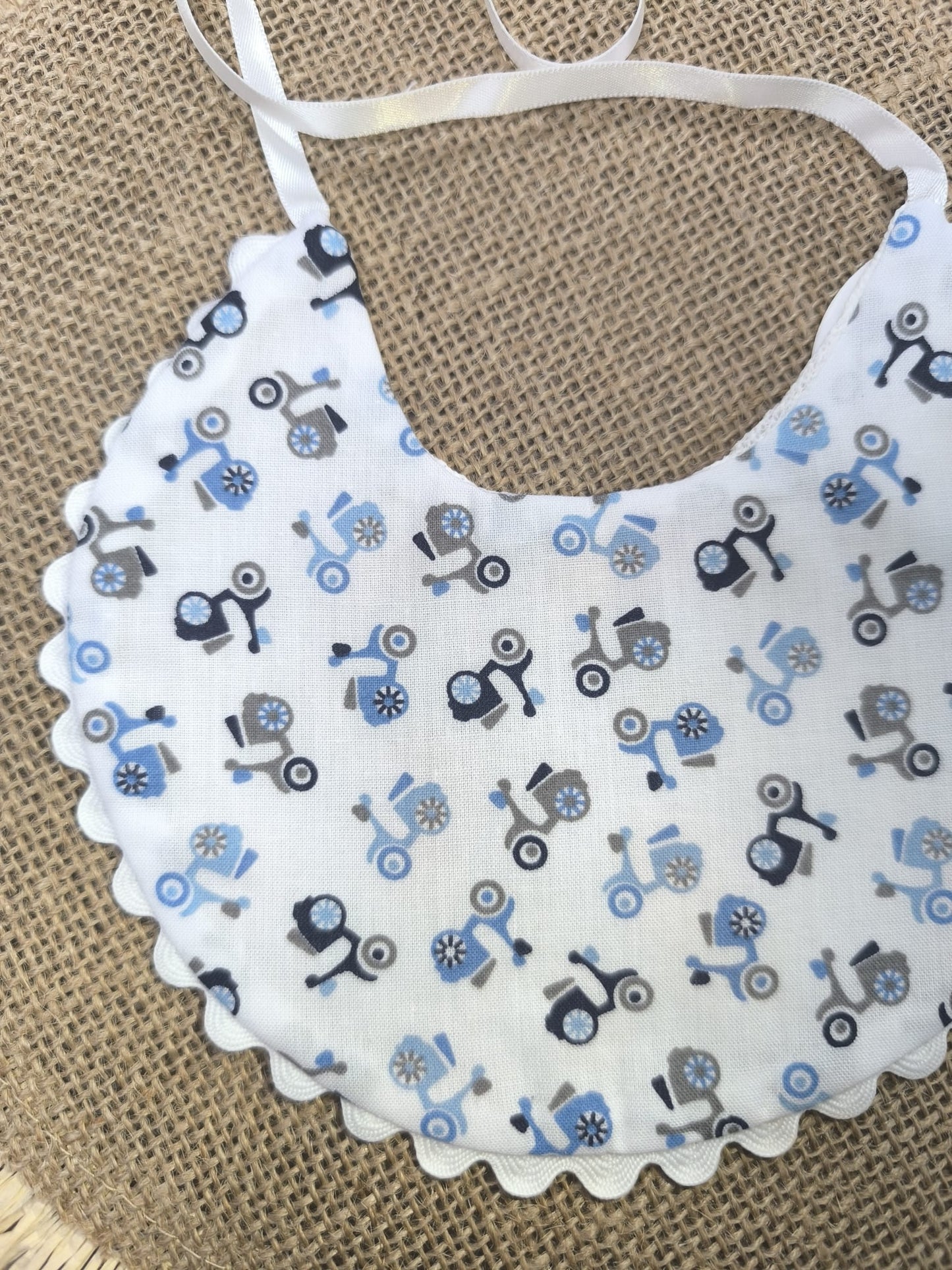 Babero de tela blanco con motos – divertido, resistente e impermeable con puntilla