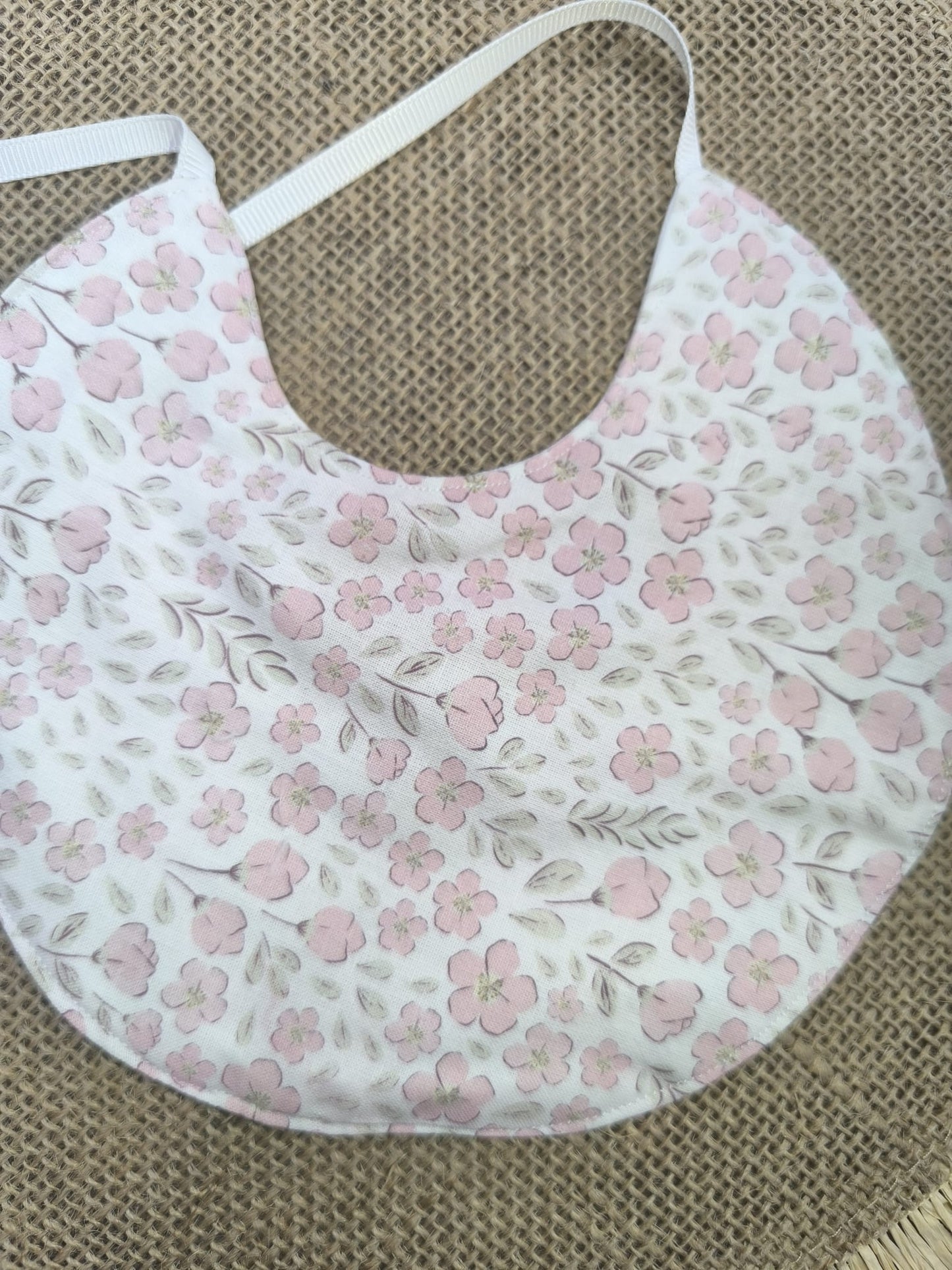 Babero de flores rosas con forro impermeable – suave, práctico y hecho a mano