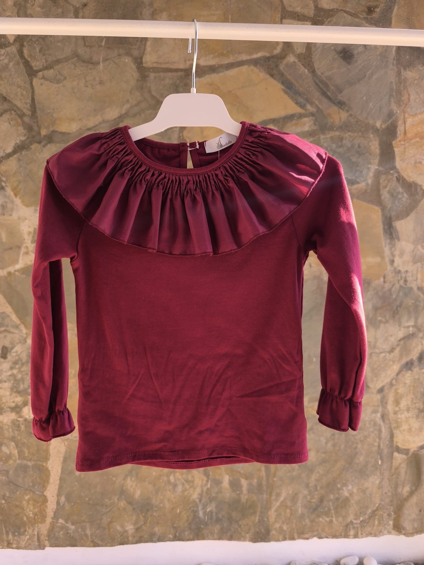 Camiseta niña manga larga de algodón con maxicuello volante y puños con volantitos