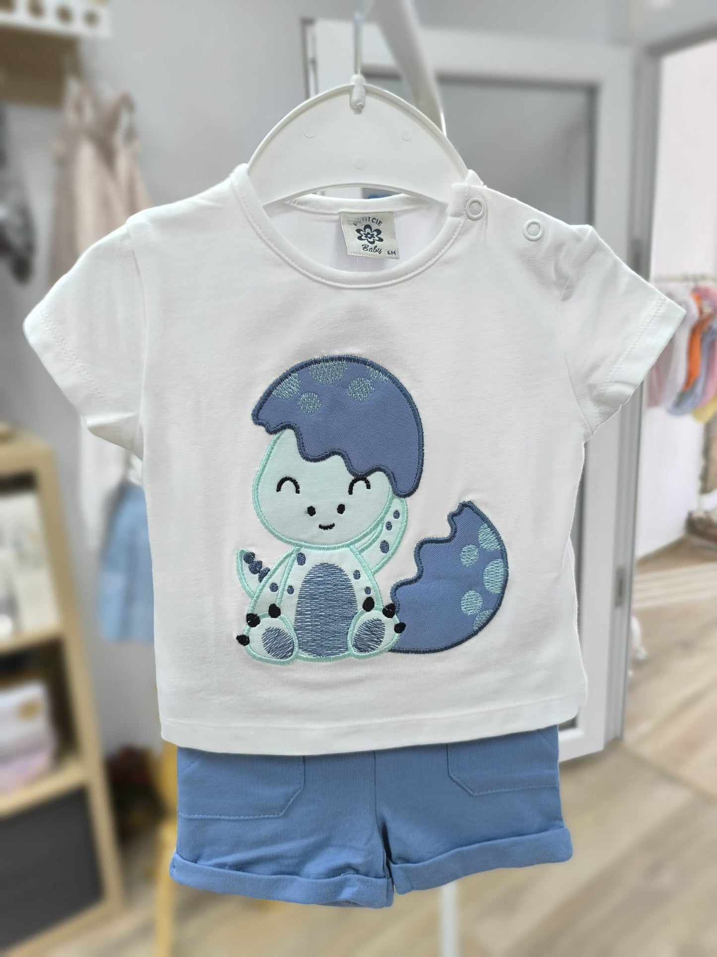 Conjunto bebé dinosaurio azul | Camiseta bordada y pantalón corto