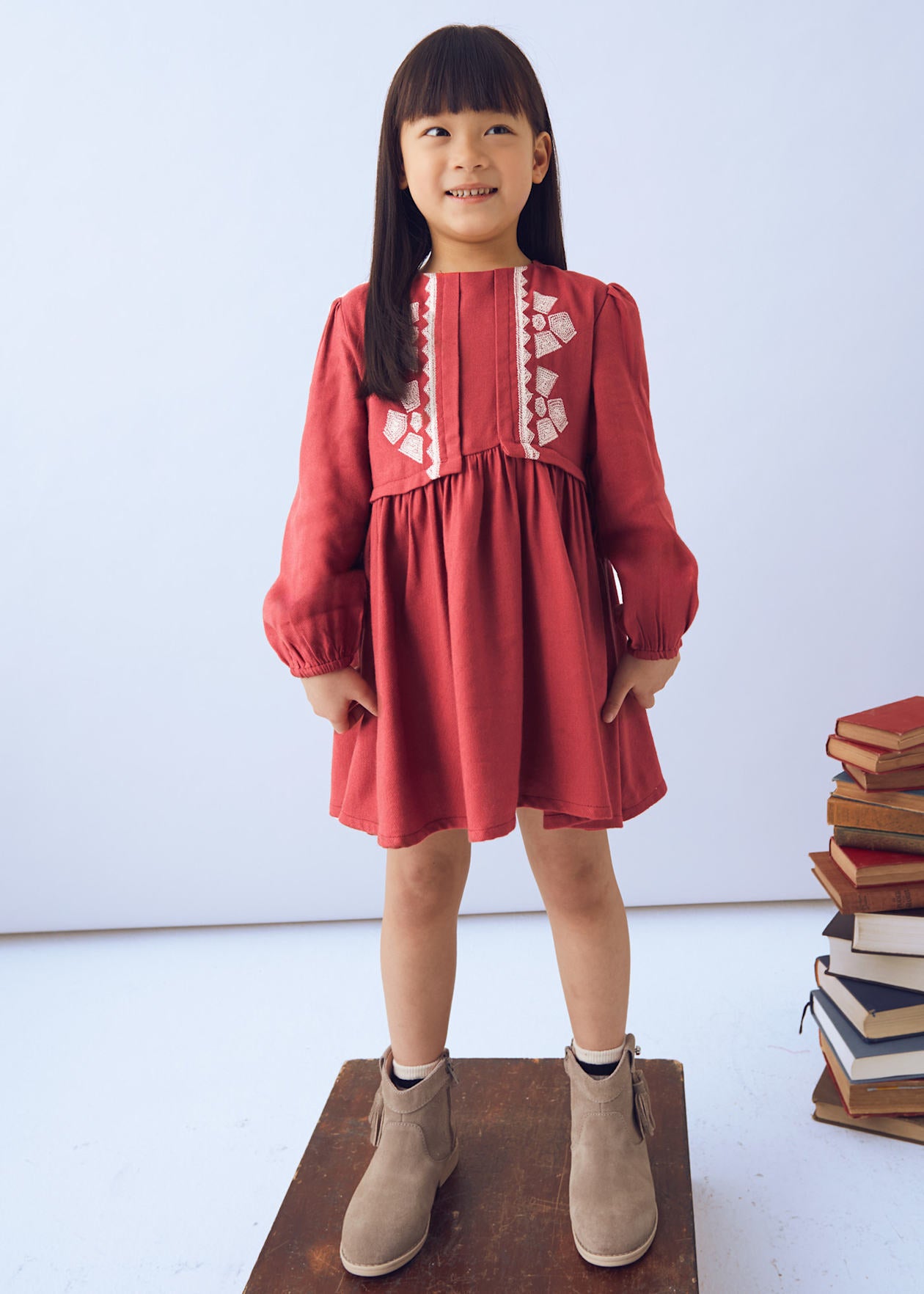 Vestido para Niña con Bordados en Color Terracota – Elegancia y Comodidad en Cada Detalle