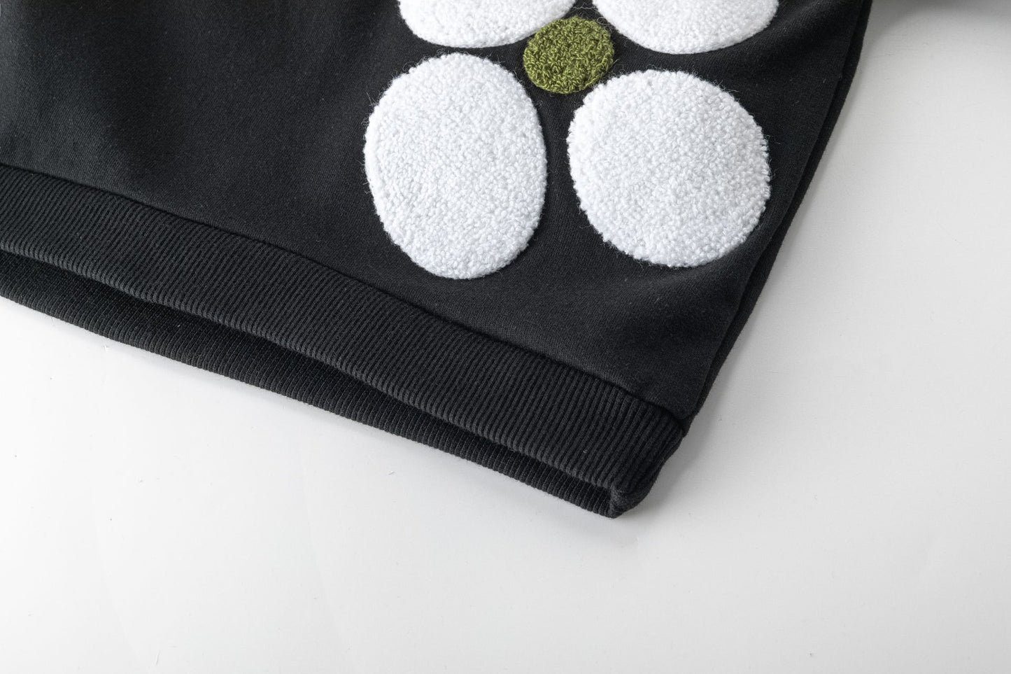 Sudadera niña con Bordado de flores en chenille | Interior afelpado | Color Negro |