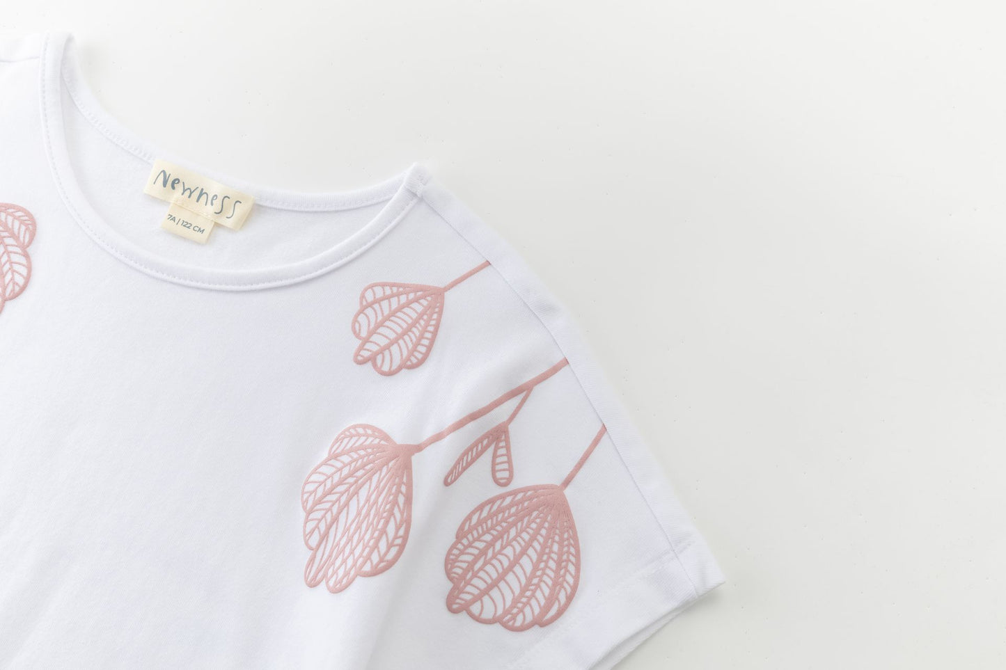 Camiseta blanca de niña con flores rosas | 100% Algodón