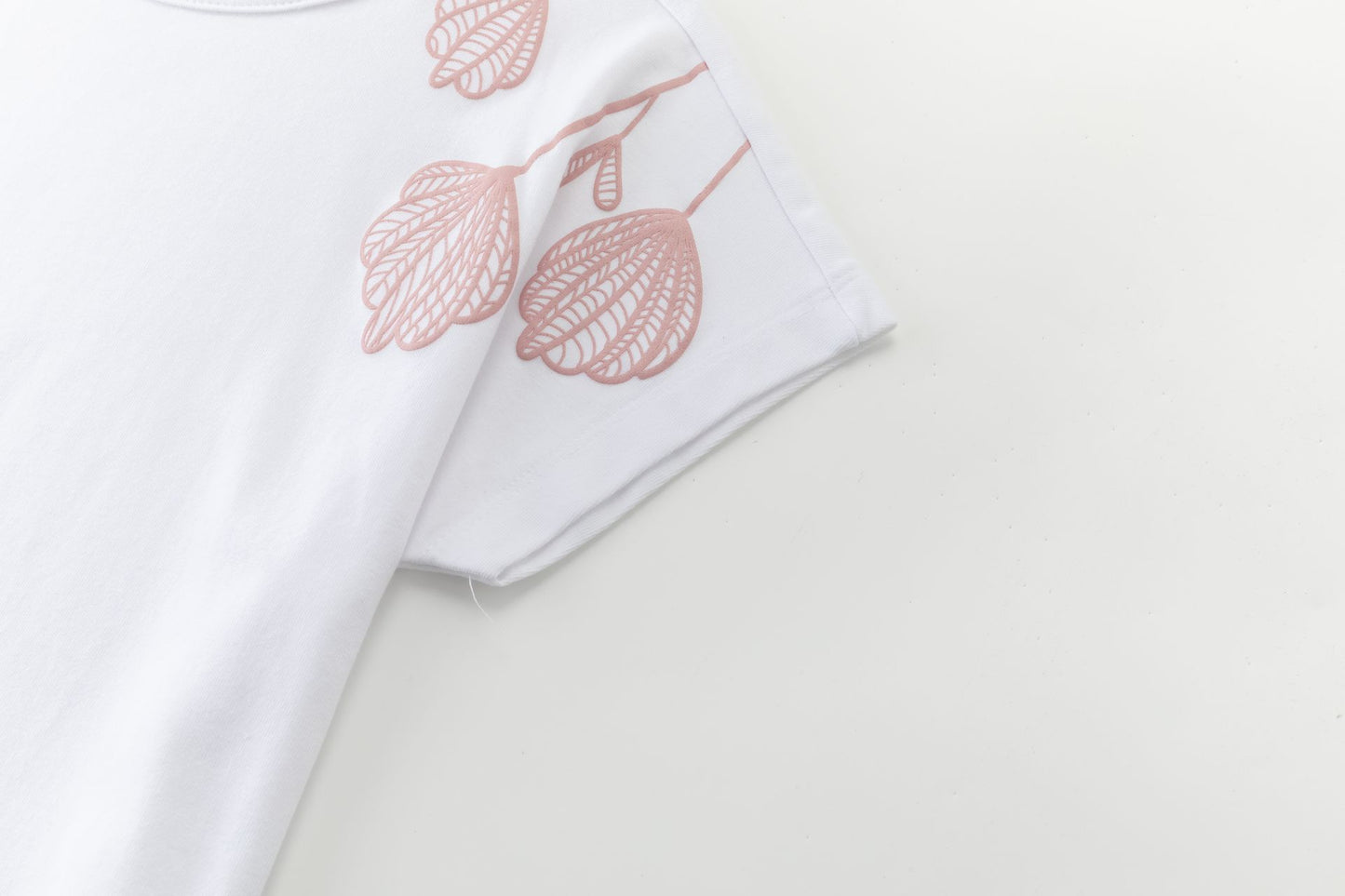 Camiseta blanca de niña con flores rosas | 100% Algodón