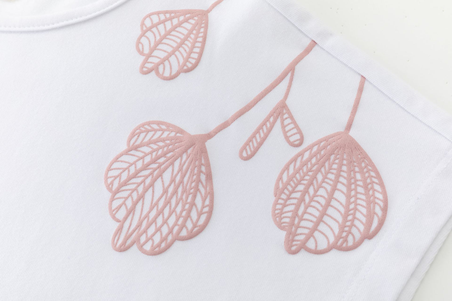 Camiseta blanca de niña con flores rosas | 100% Algodón