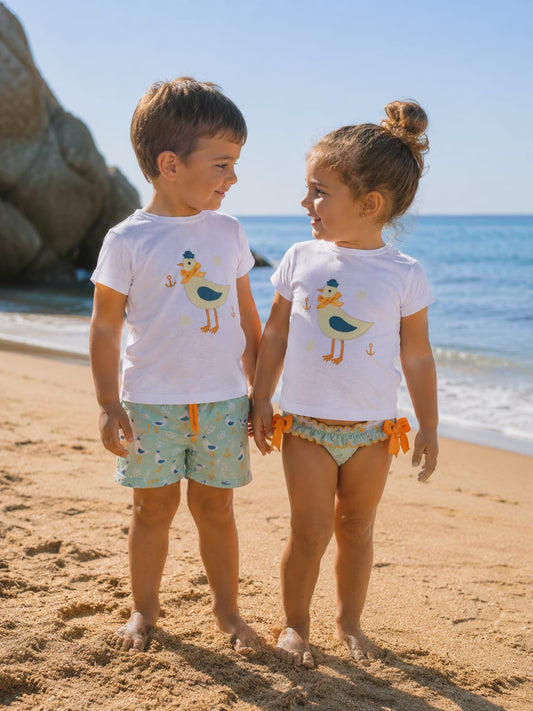 Conjunto de baño de gaviota para niño con camiseta blanca y boxer estampado