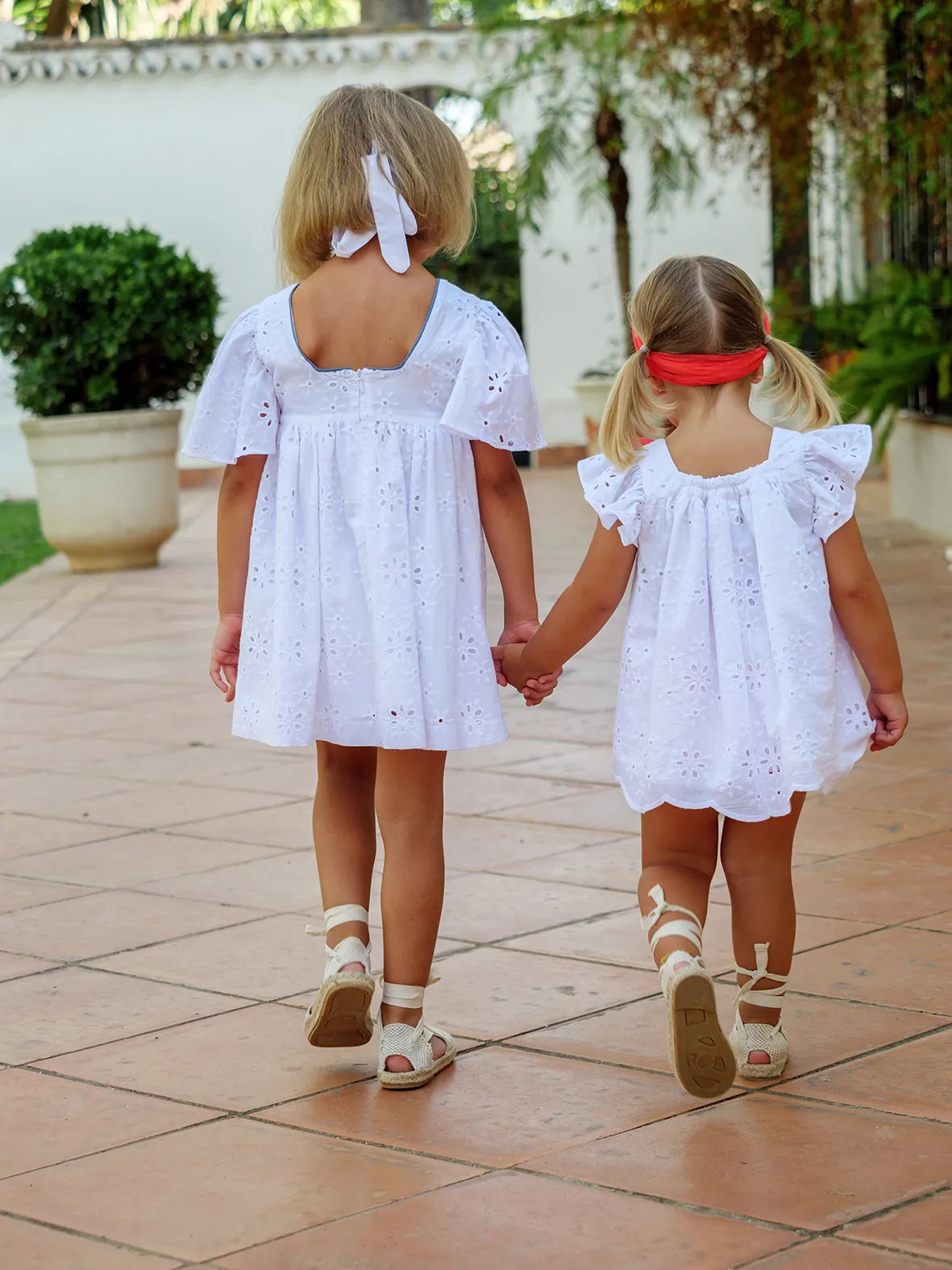 Vestido blanco de niña Cocote con bordado perforado y lazo azul de tul
