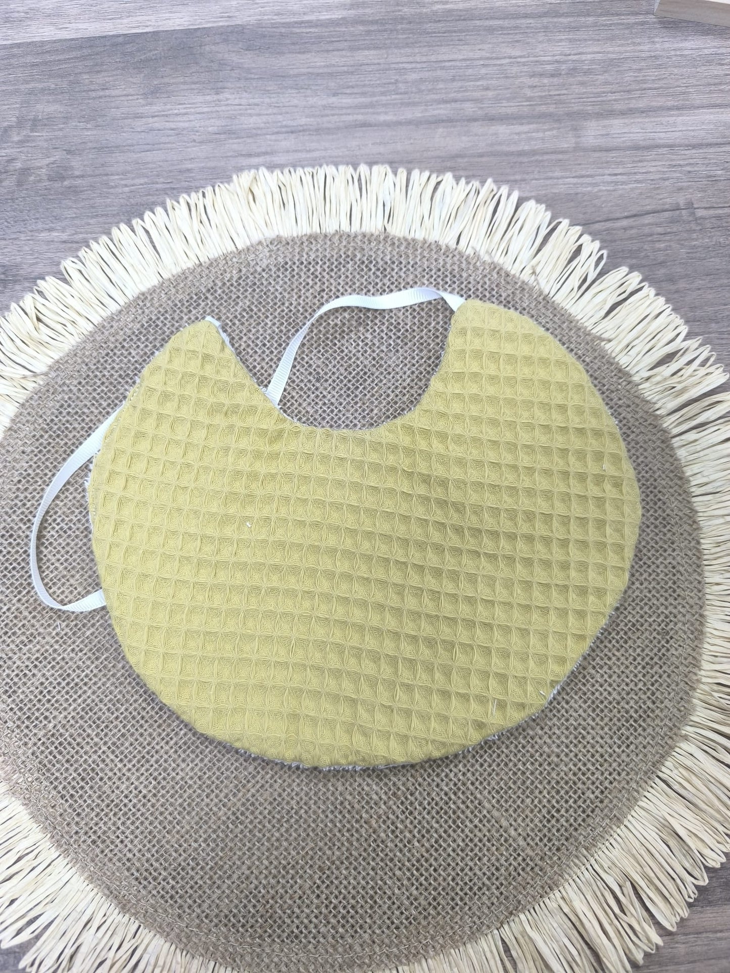 Babero de tela gofre mostaza para bebé – hecho a mano, suave y absorbente