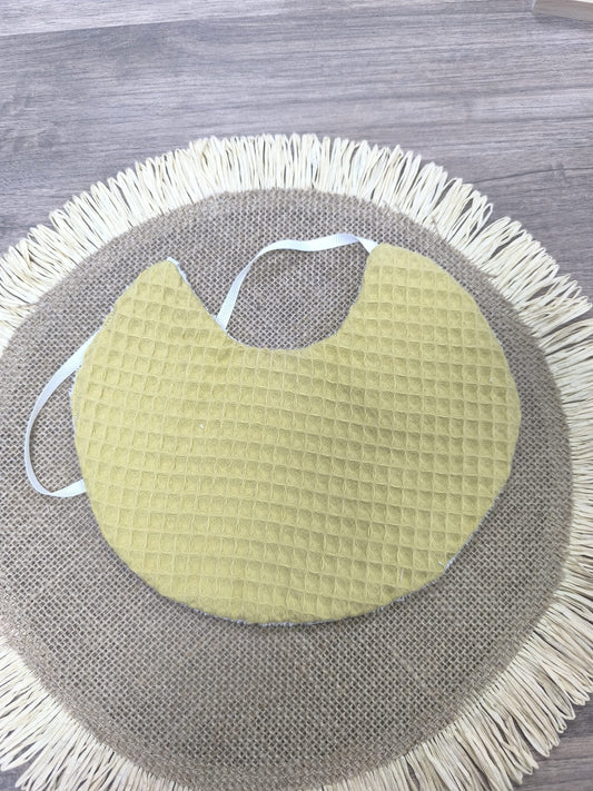 Babero de tela gofre mostaza para bebé – hecho a mano, suave y absorbente