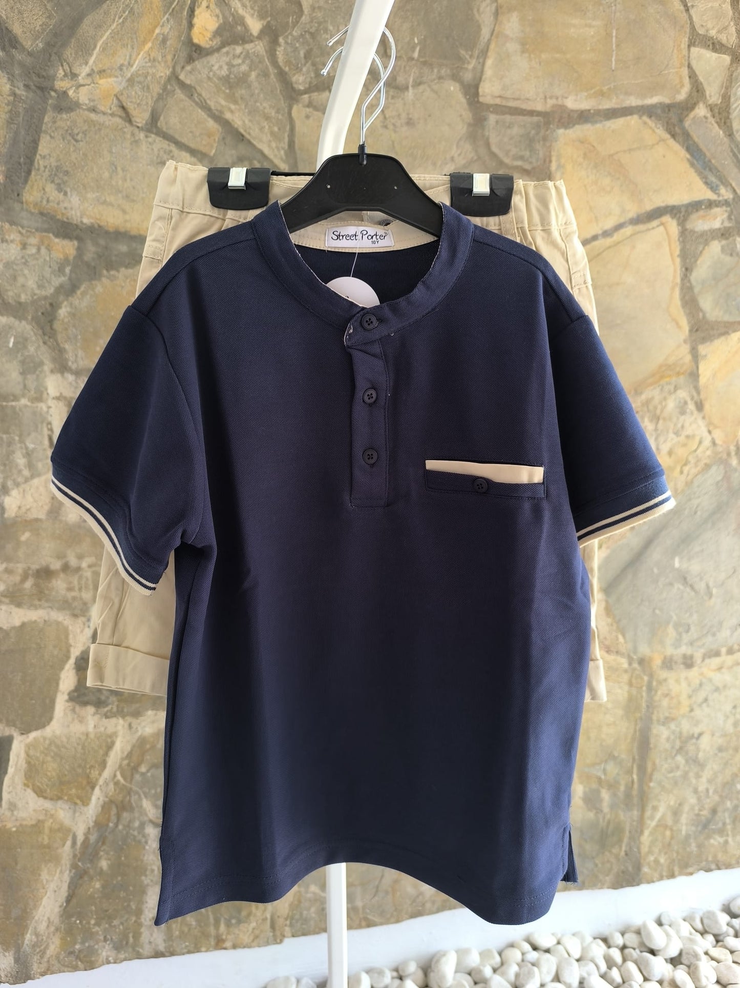Conjunto niño pantalón corto beige y polo azul marino cuello mao
