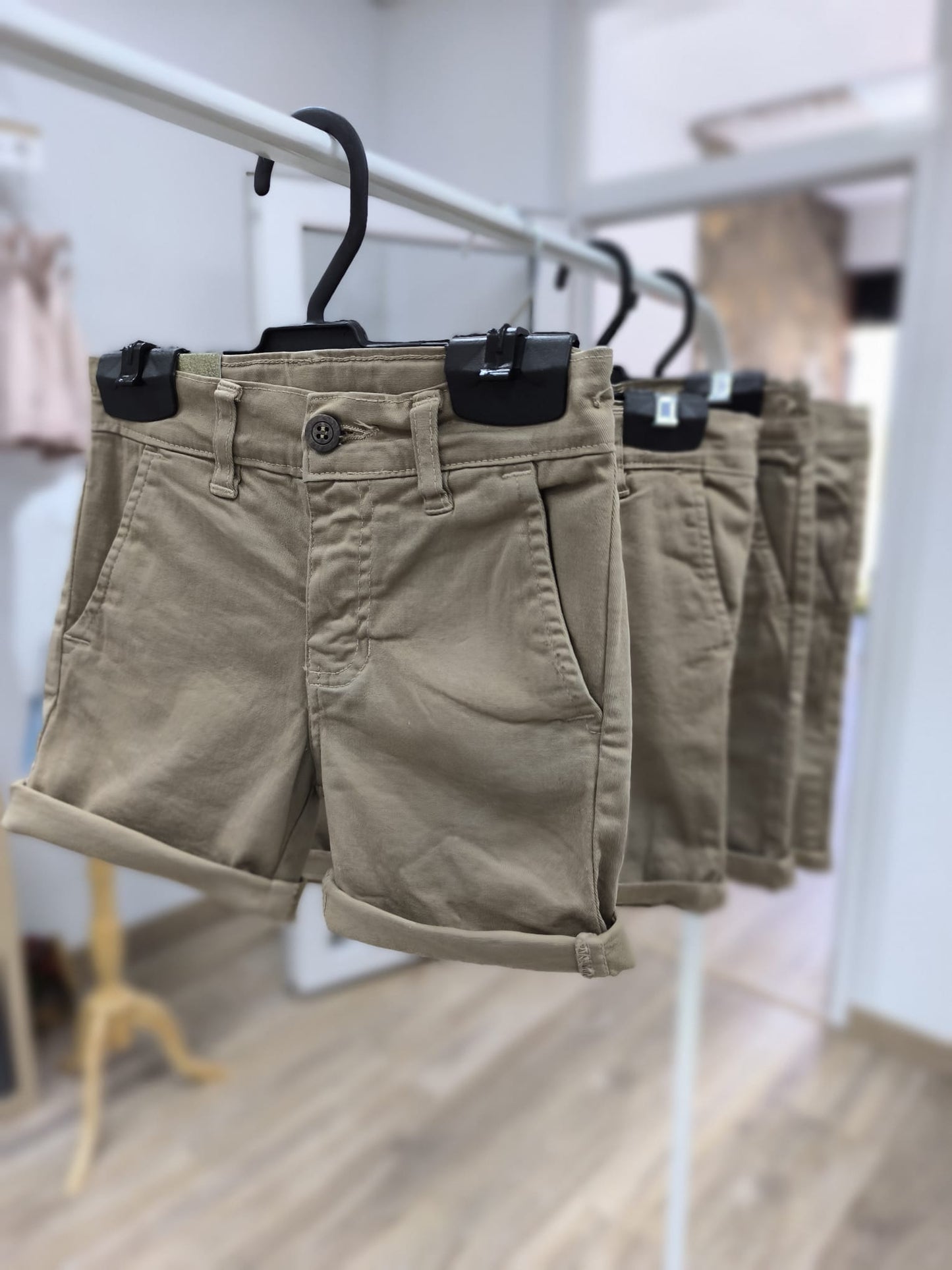 Pantalón corto de sarga color camel con bolsillos – básico elegante y combinable para el día a día