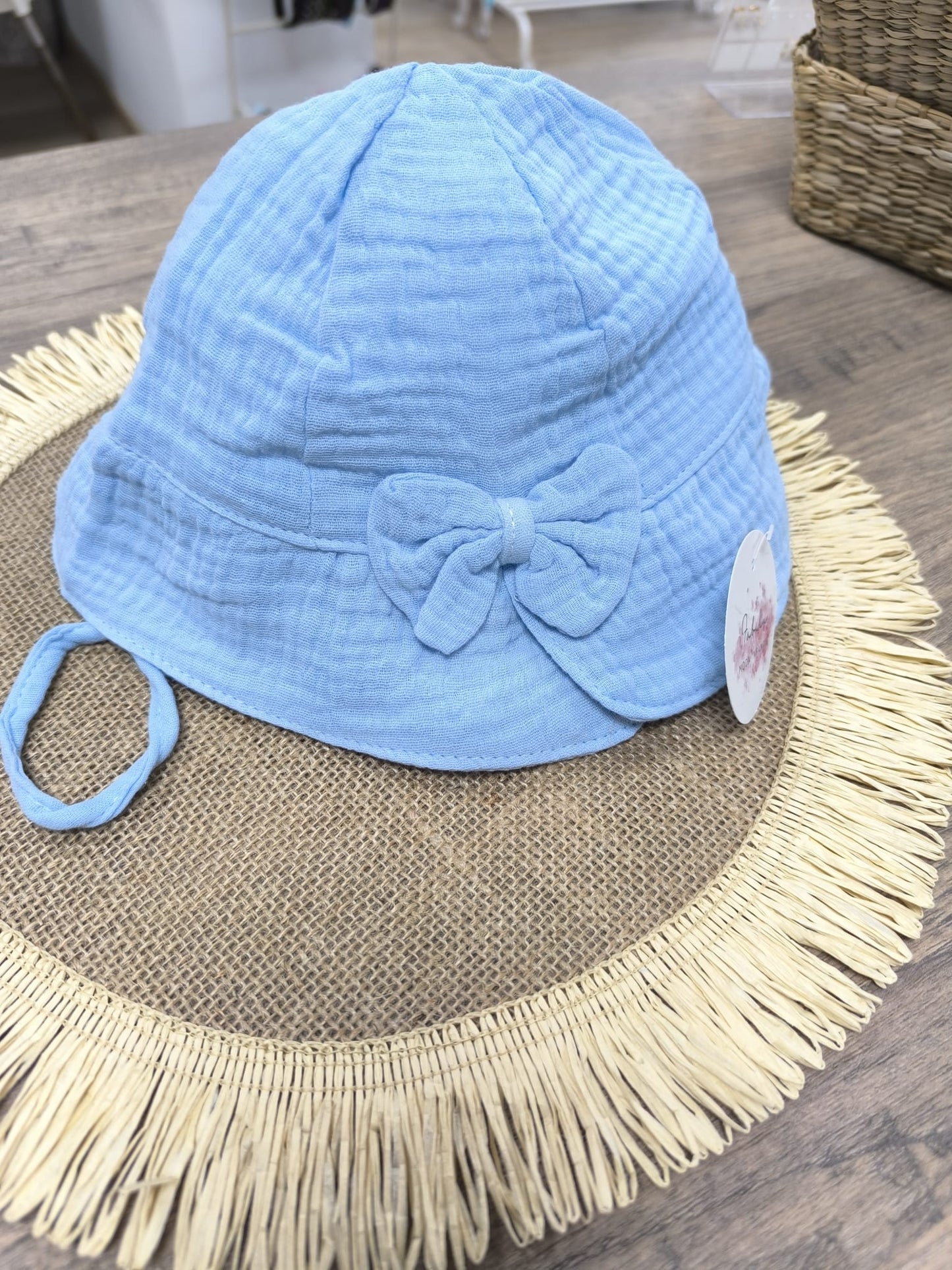 Gorro de bebé de muselina celeste con lazo – suave, transpirable y perfecto para el verano