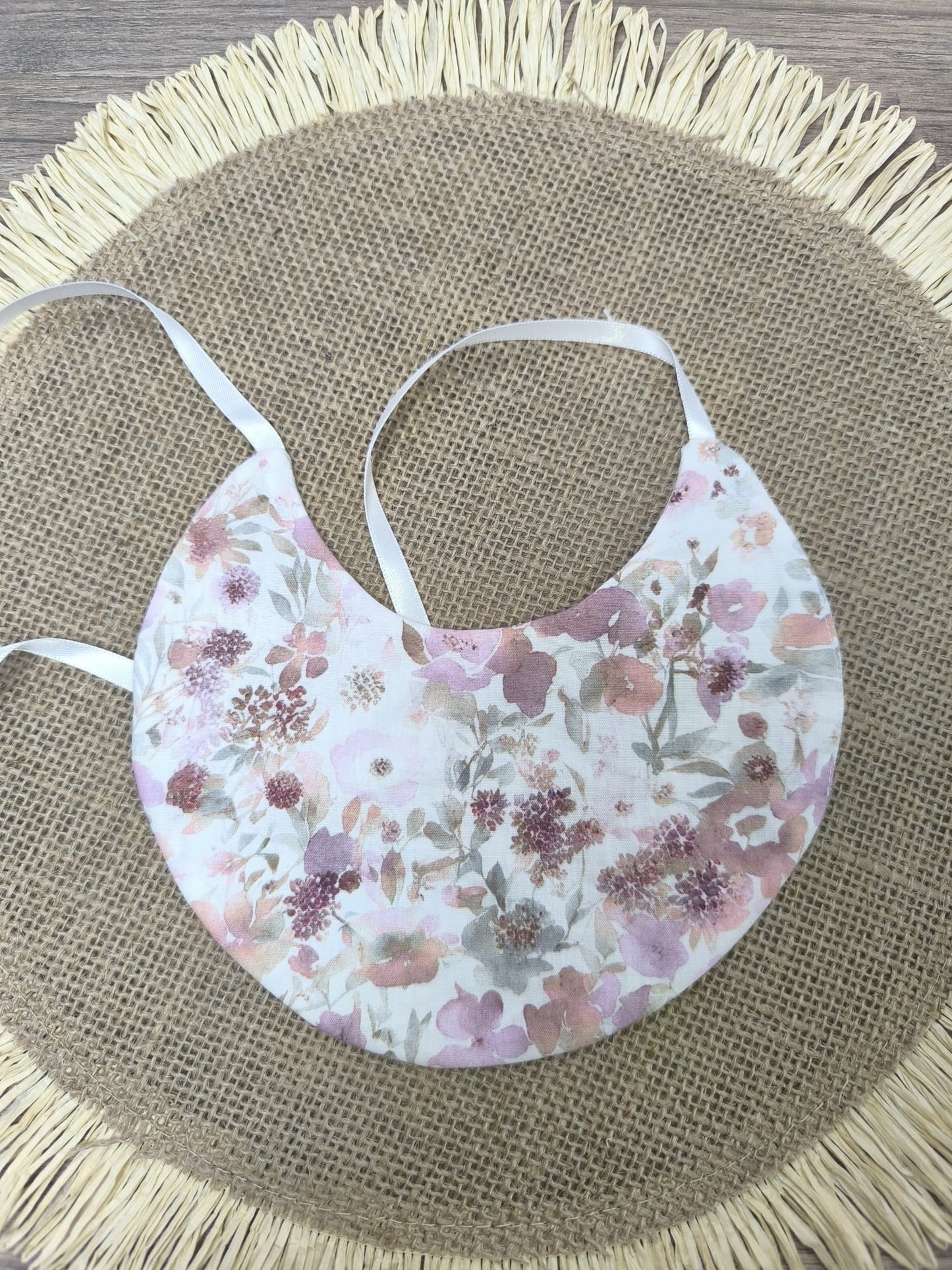 Babero de tela con flores rosas – dulce, delicado y hecho a mano