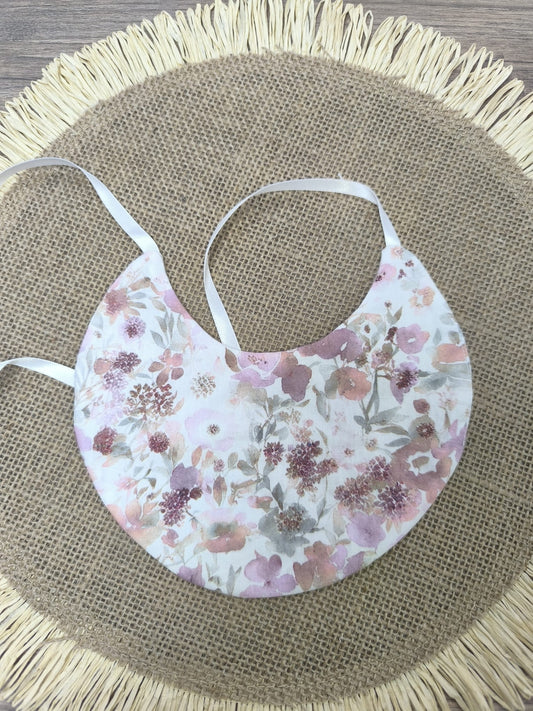 Babero de tela con flores rosas – dulce, delicado y hecho a mano