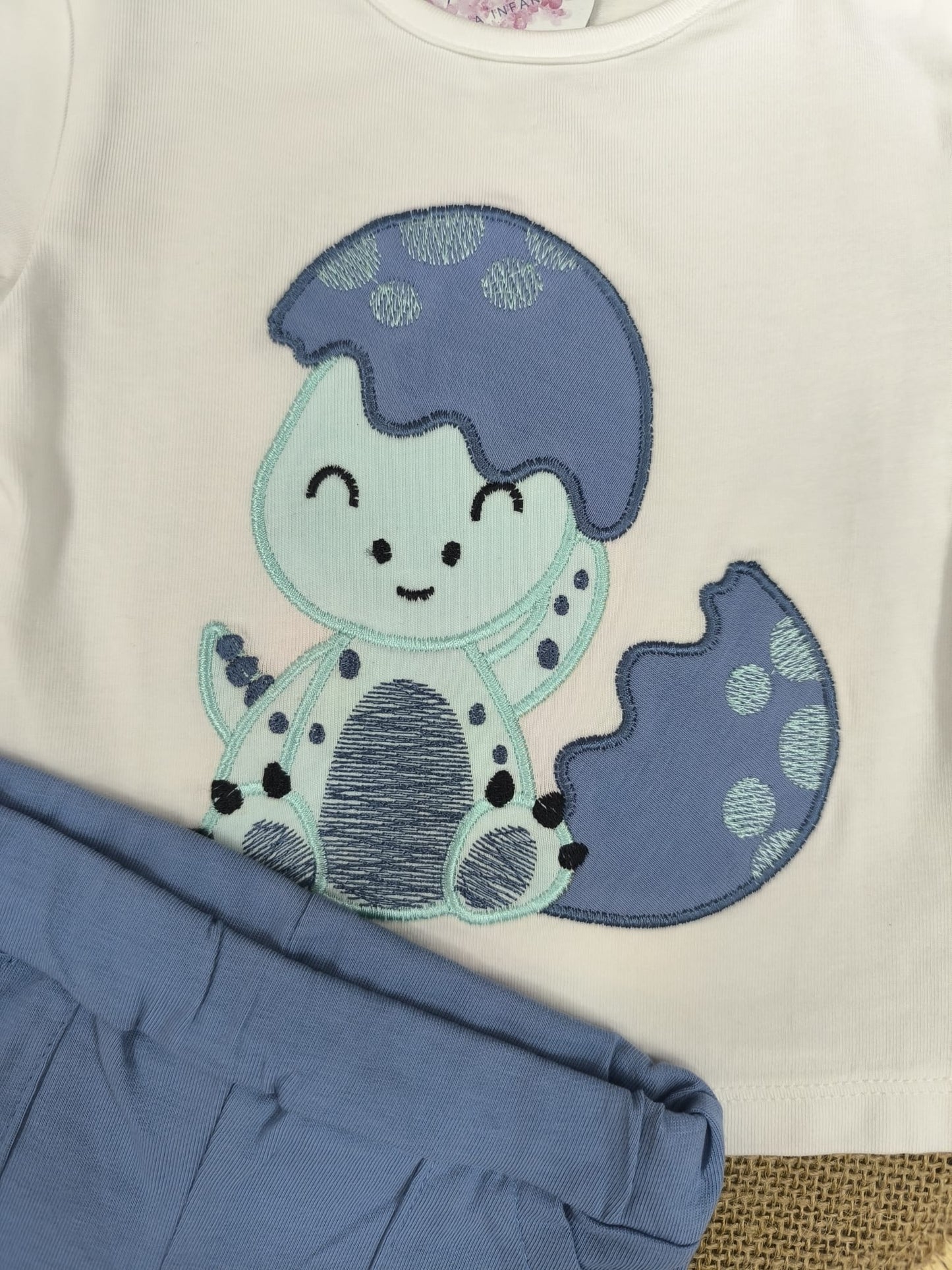Conjunto bebé dinosaurio azul | Camiseta bordada y pantalón corto