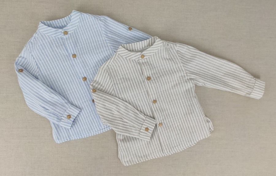 Camisa de Niño “Nata Montada” con Cuello Mao y botones de madera –  Estampado de Rayas en Beige y Celeste
