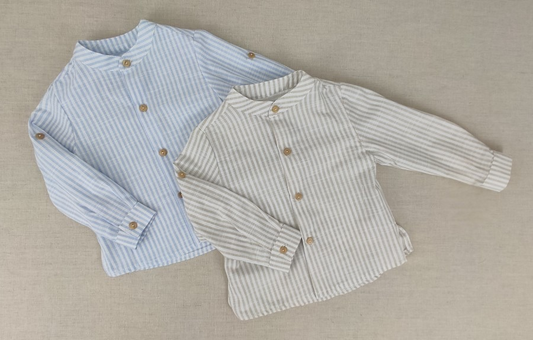 Camisa de Niño “Nata Montada” con Cuello Mao y botones de madera –  Estampado de Rayas en Beige y Celeste