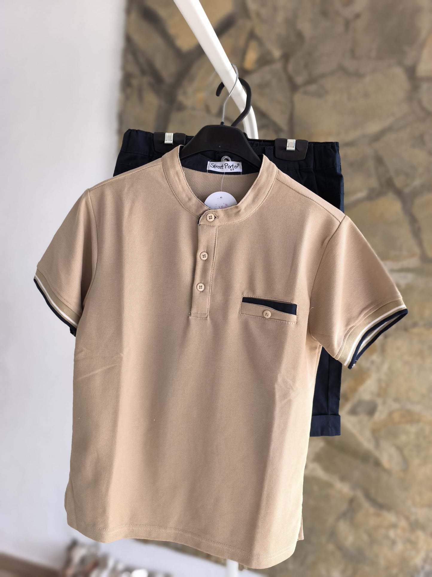 Conjunto niño pantalón corto azul marino y polo camel cuello mao