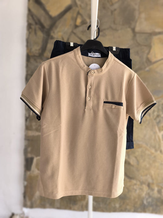 Conjunto niño pantalón corto azul marino y polo camel cuello mao