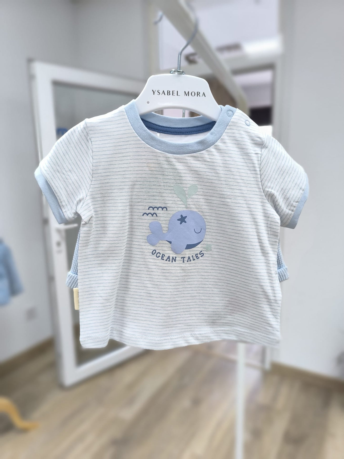 Conjunto primera puesta para bebé Ysabel Mora – camiseta de rayas con ballena y pantalón corto azul marino