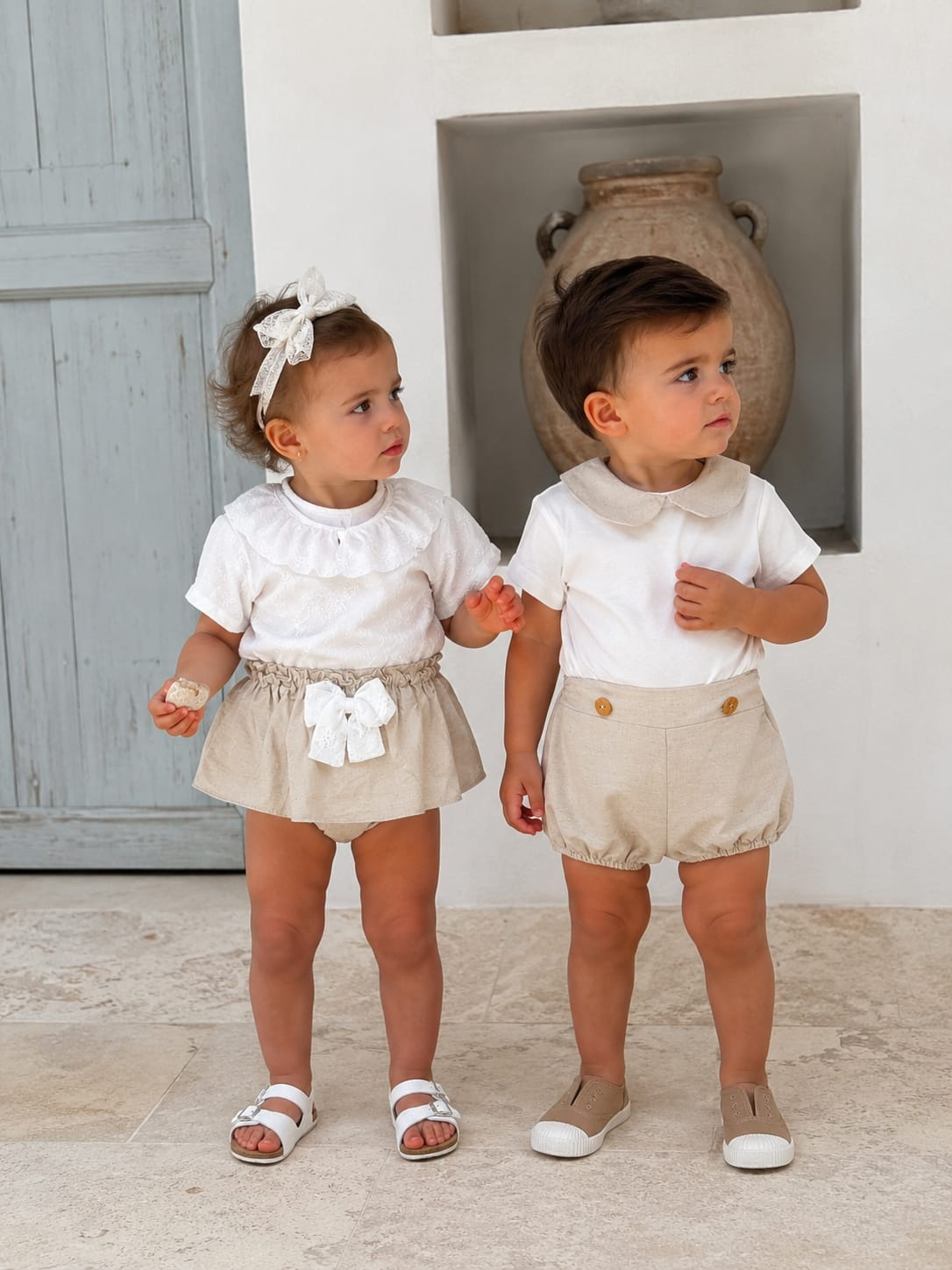 Conjunto Bebé Niña Dos Piezas – Camiseta Blanca con Volante y Braga-falda Lino Camel Claro