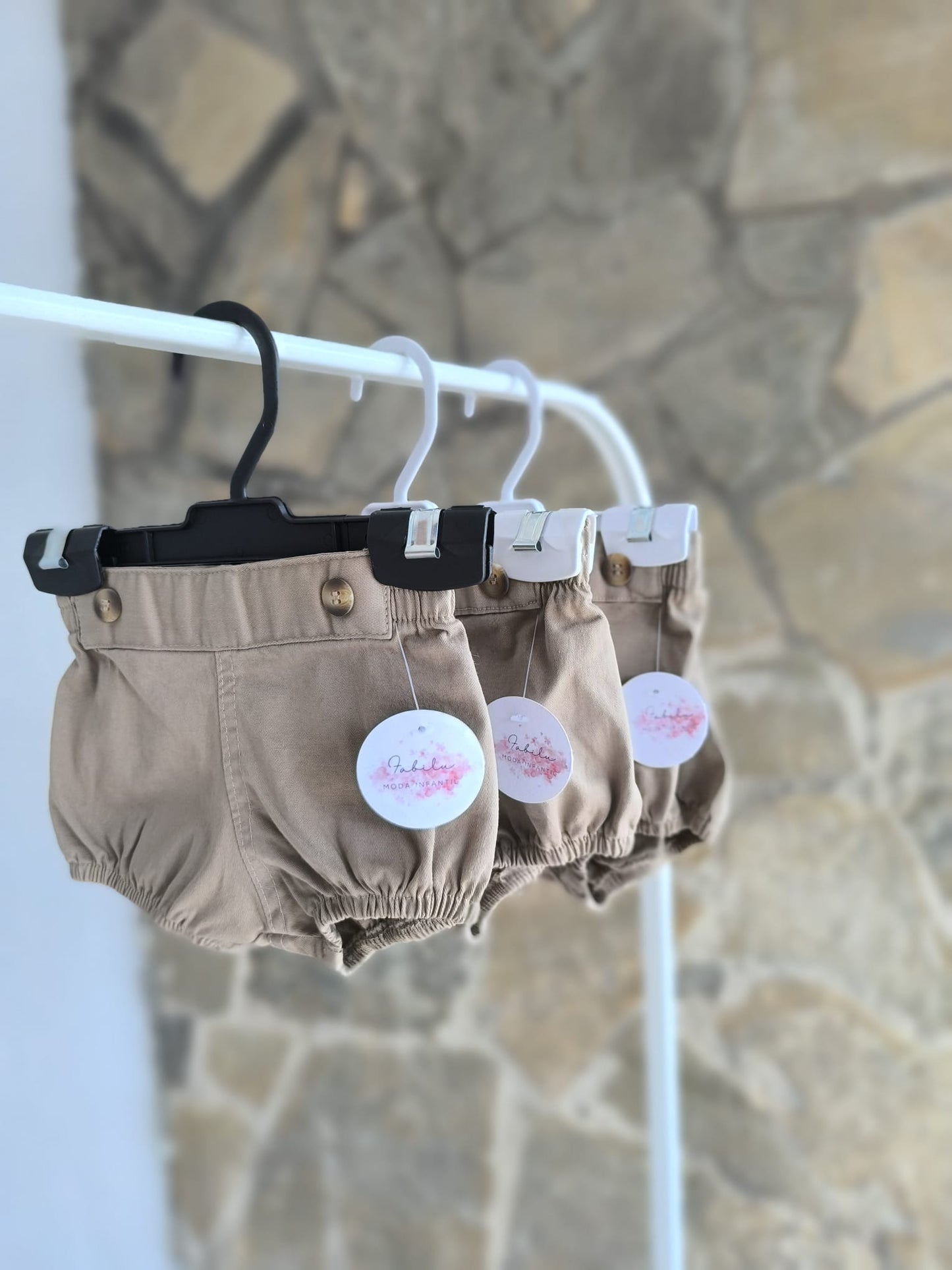 Ranita de bebé en color camel unisex con elástico suave y botones decorativos