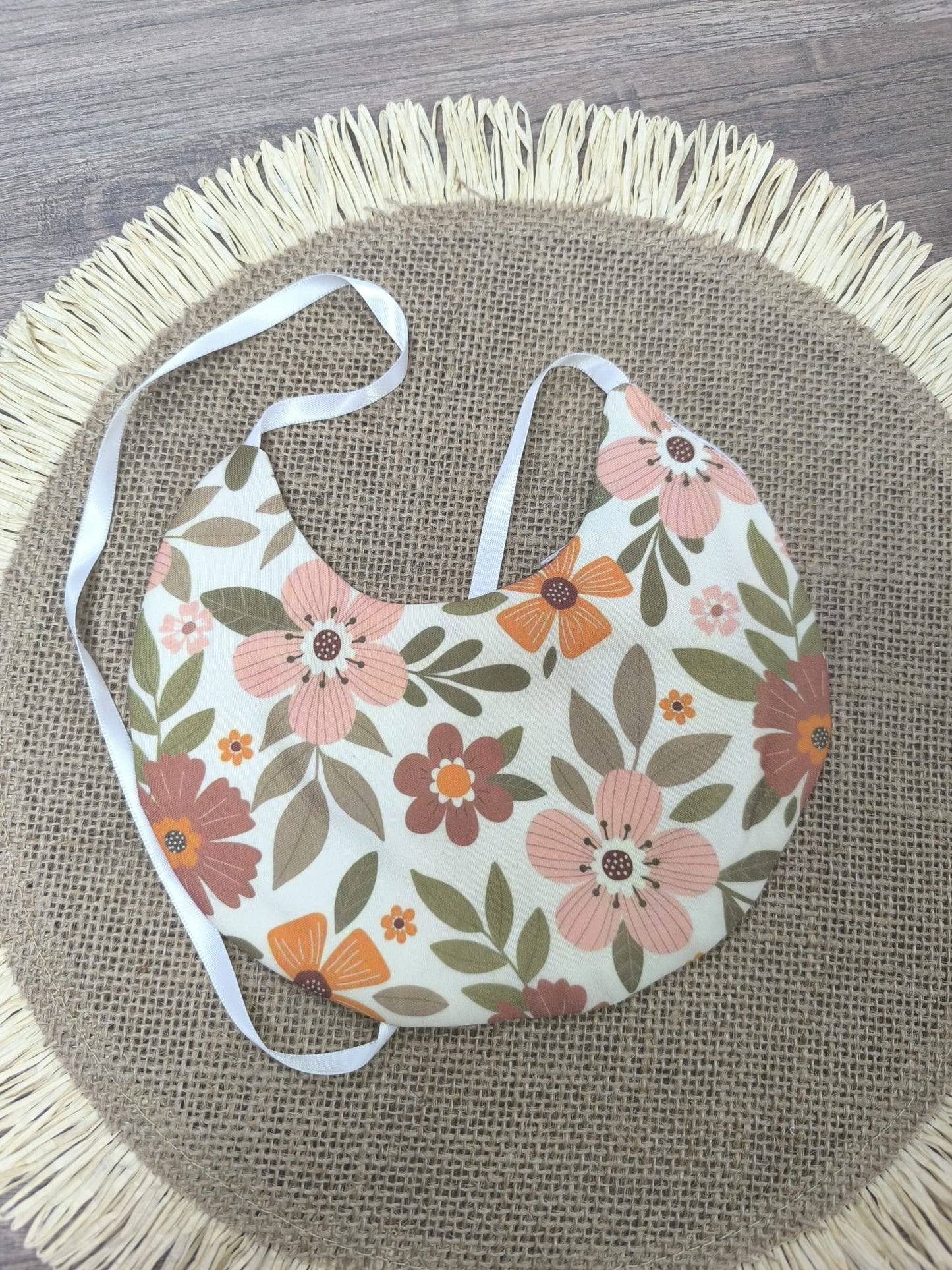 Babero de tela con estampado de flores – dulce, suave y hecho a mano