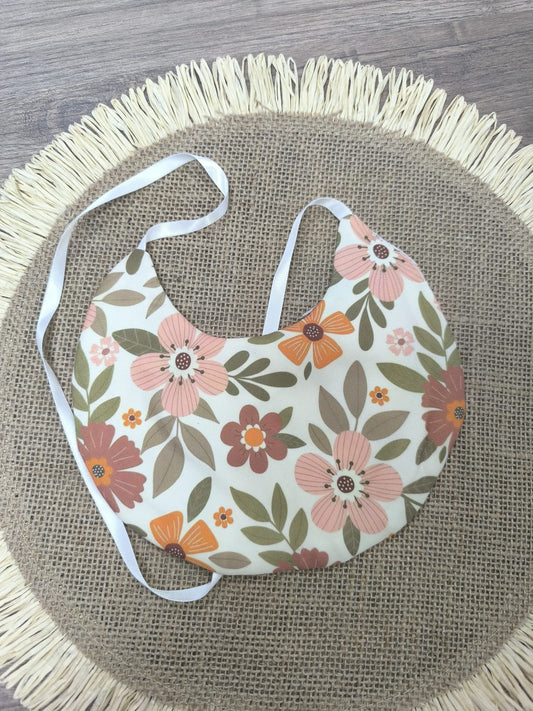 Babero de tela con estampado de flores – dulce, suave y hecho a mano