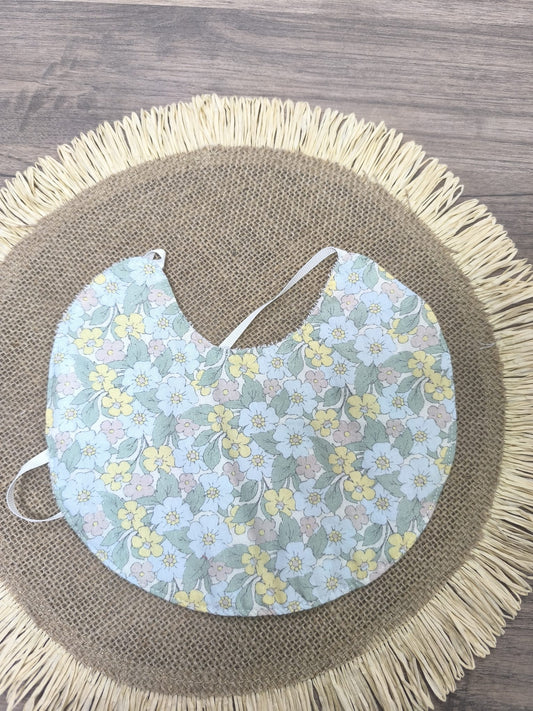 Babero para bebé con estampado floral pastel – hecho a mano, suave y tendencia