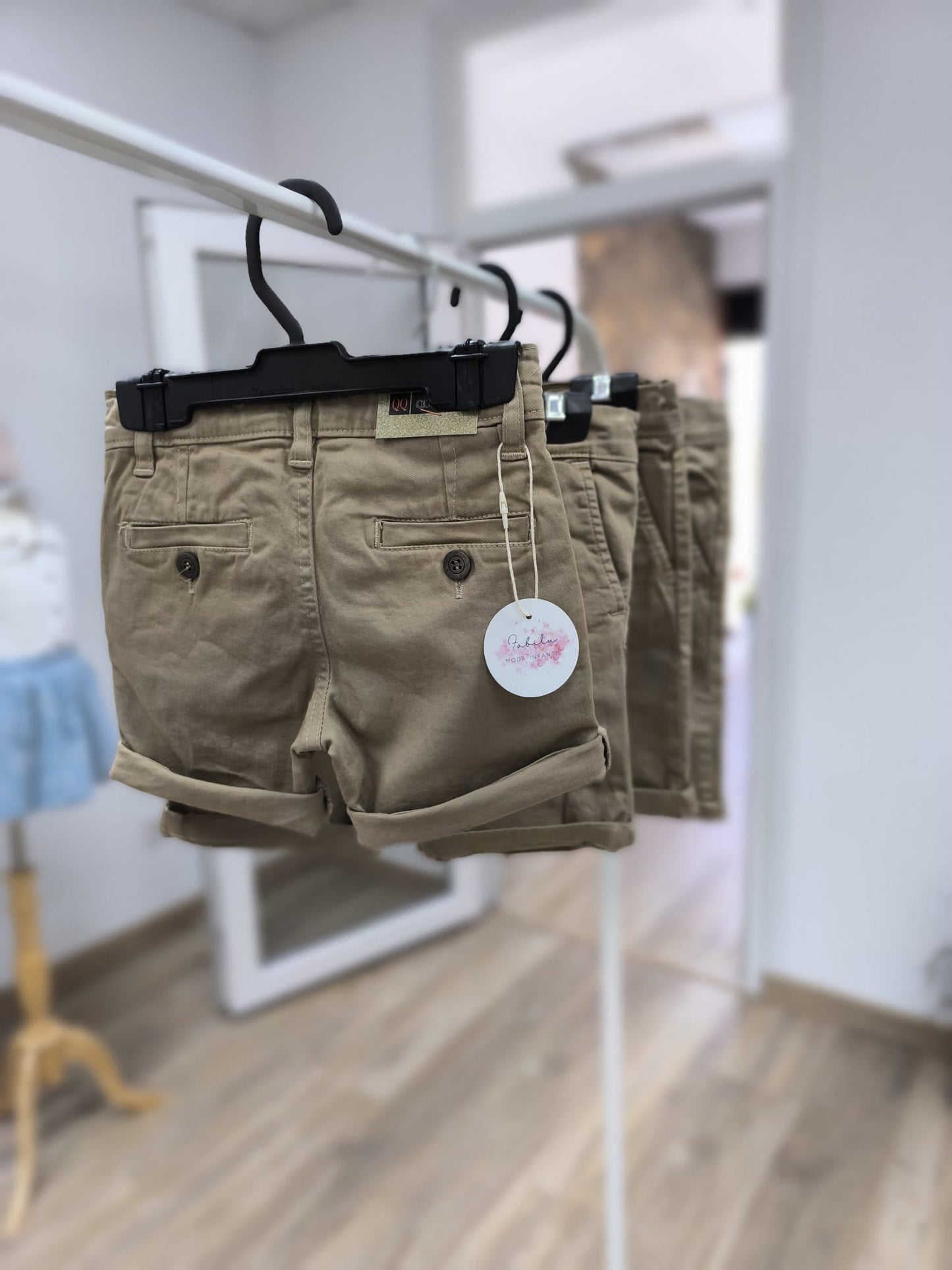 Pantalón corto de sarga color camel con bolsillos – básico elegante y combinable para el día a día