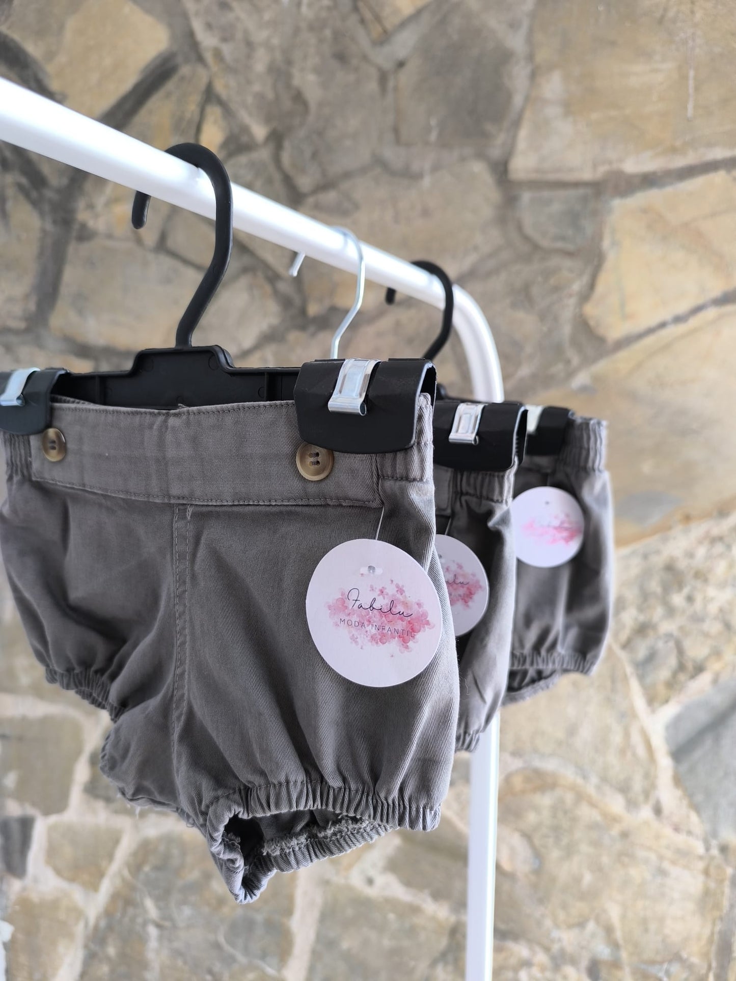 Ranita de bebé gris marengo unisex con elástico suave y botones decorativos