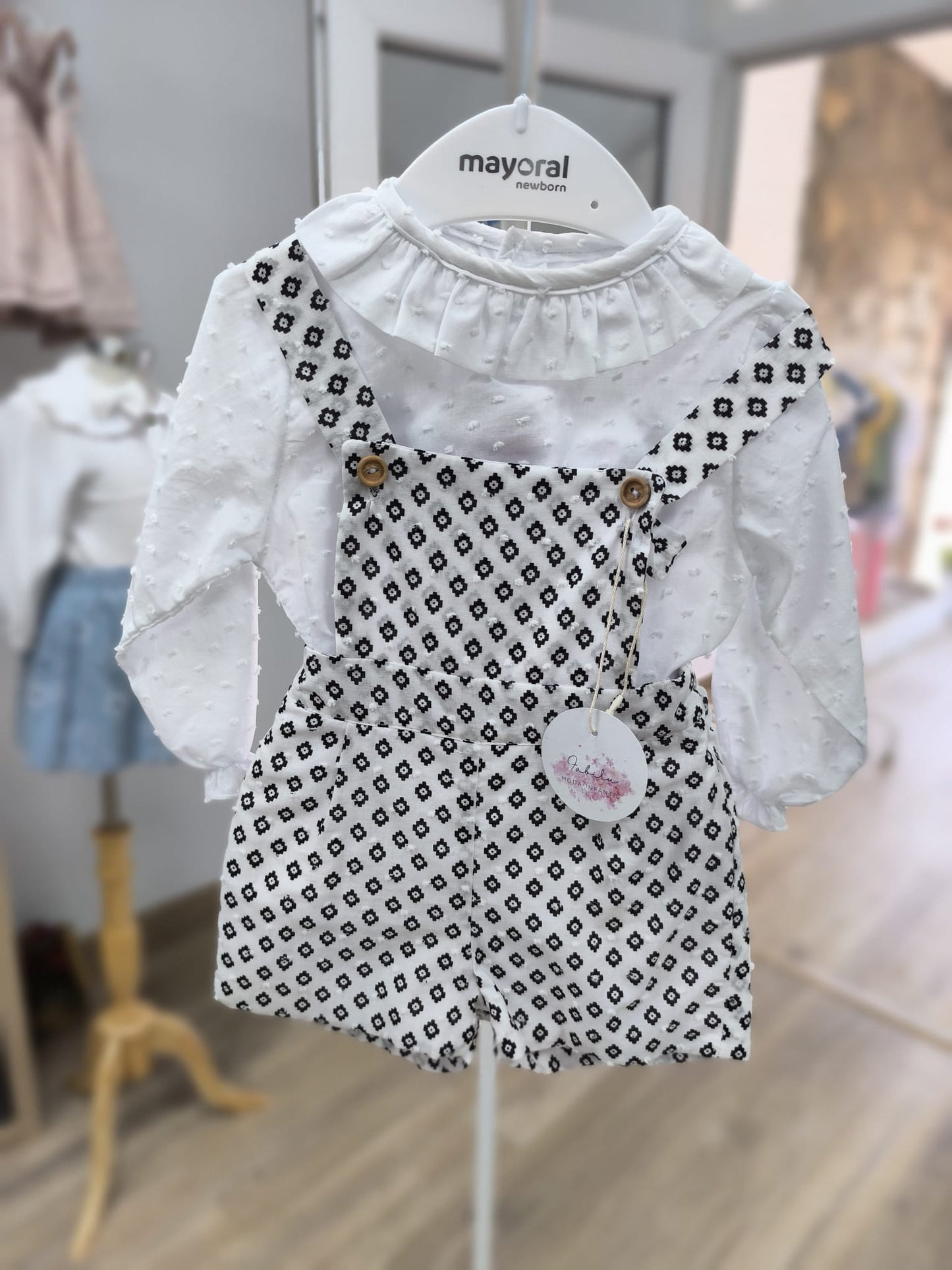 Peto de tirantes para bebé en plumeti blanco y negro – Comodidad y estilo atemporal