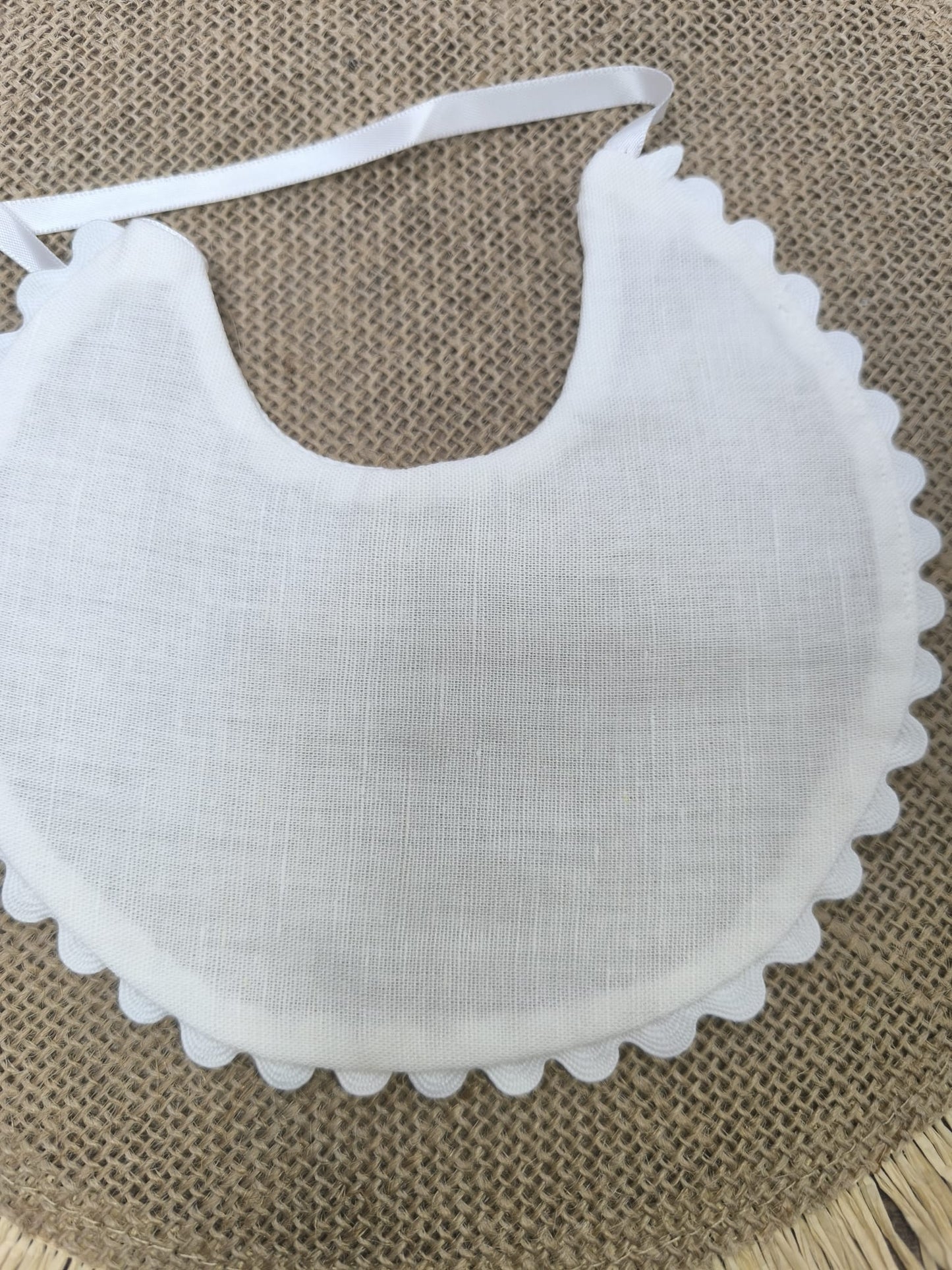 Babero de lino blanco con forro impermeable y puntilla – elegante, clásico y hecho a mano