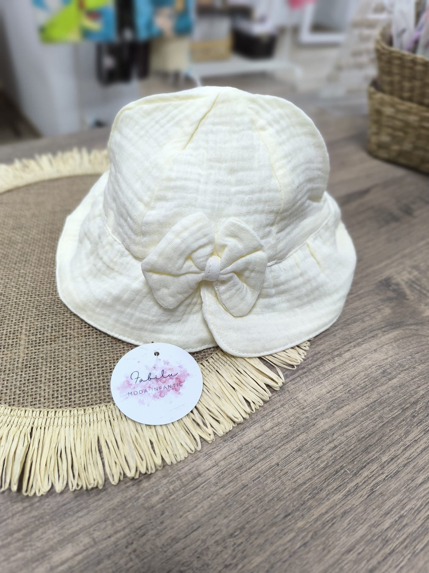 Gorro de bebé de muselina crudo con lazo – suave, transpirable y perfecto para el vera