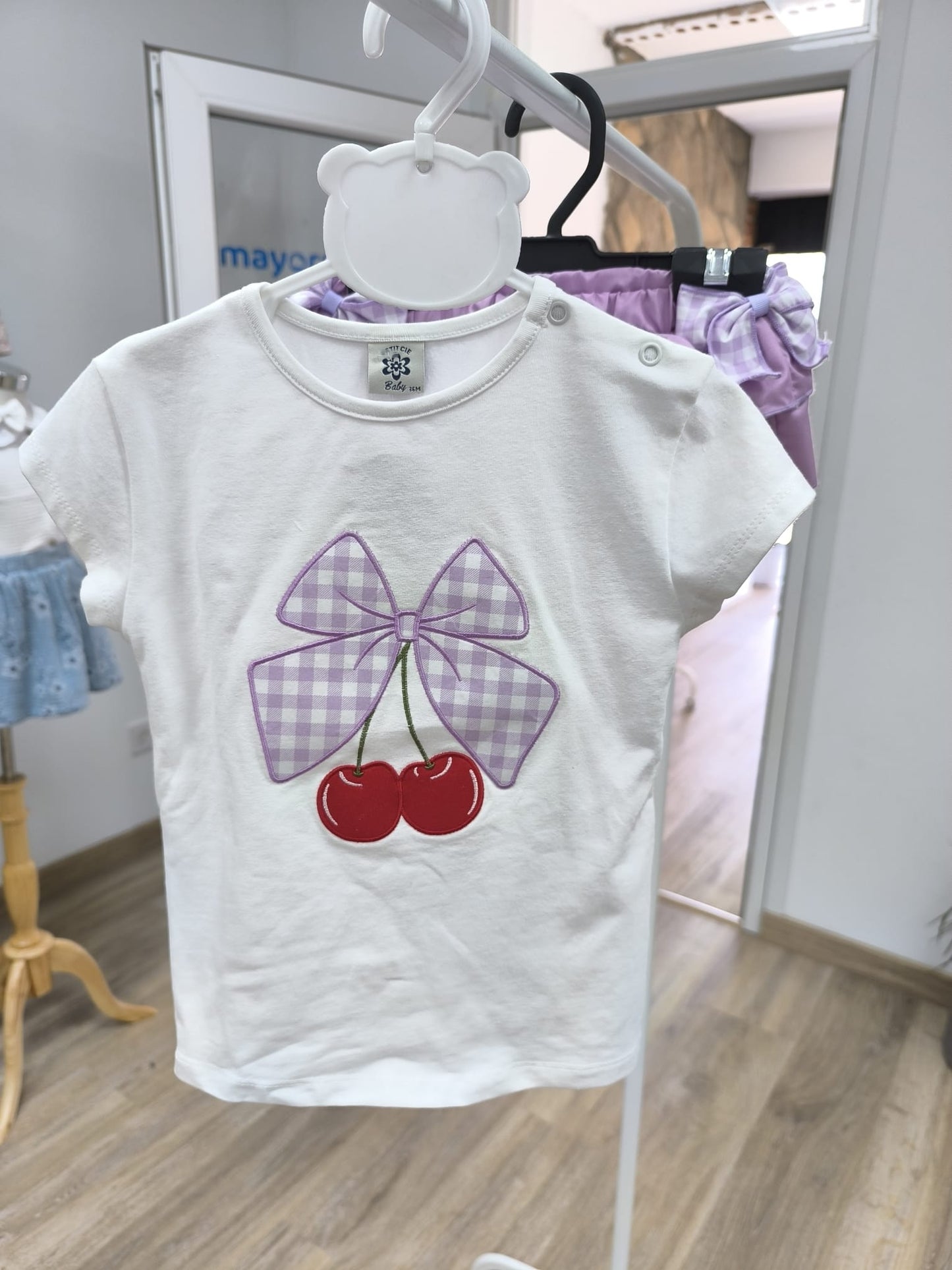 🍒 Conjunto de bebé niña con cerezas bordadas y cubrepañal morado con volantes